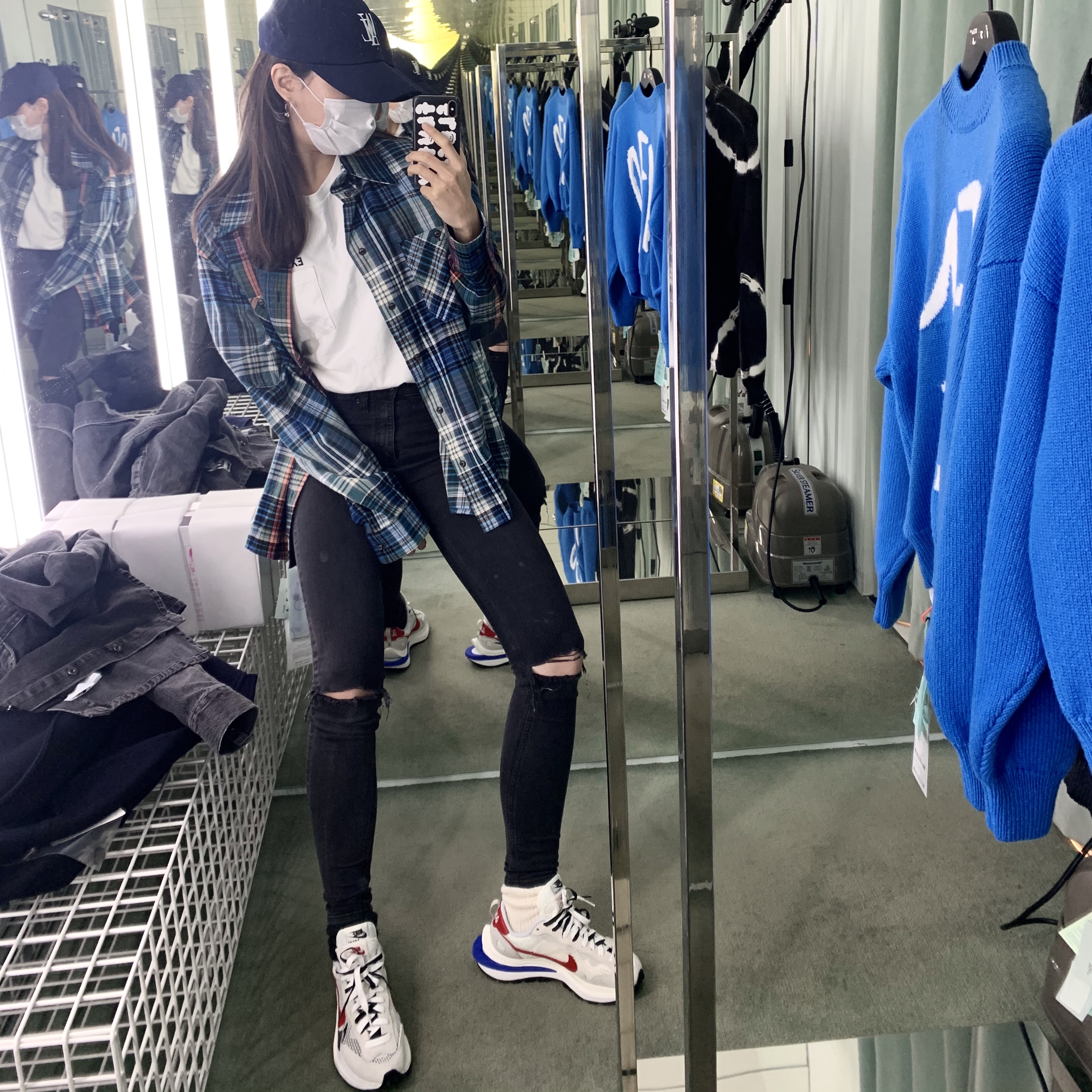 Nike x Sacai VaporWaffle Royal Fuchsia 착용 스타일
