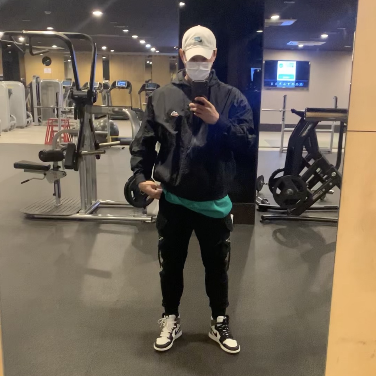 Jordan 1 Retro High OG Black Mocha 착용 스타일