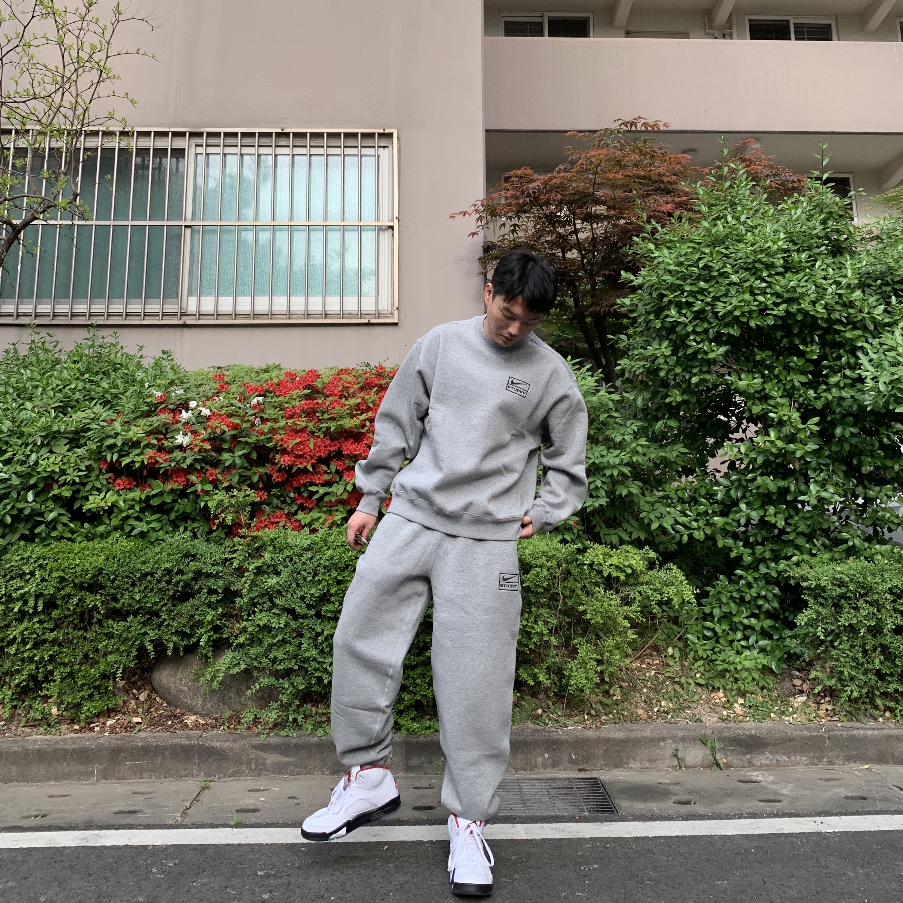 Jordan 5 Retro Fire Red Silver Tongue 2020, Nike x Stussy NRG BR Crew Fleece Grey 착용 스타일 - 1