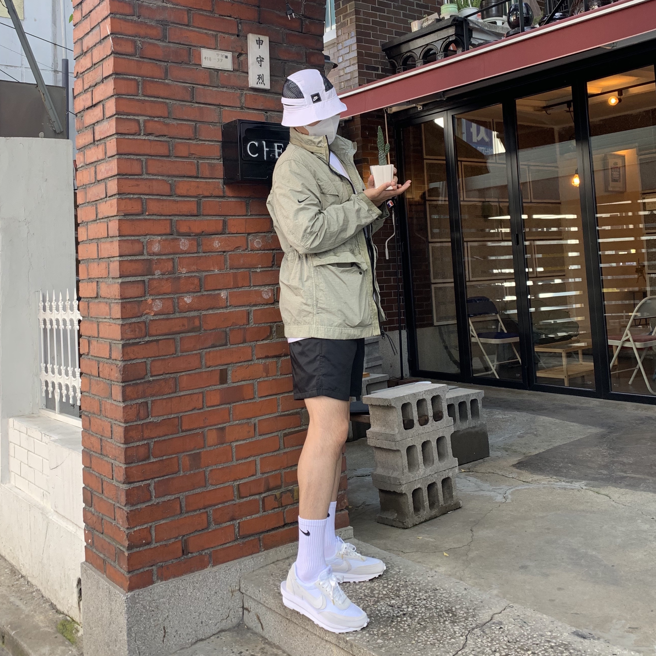 Nike x Sacai LDWaffle White Nylon 착용 스타일