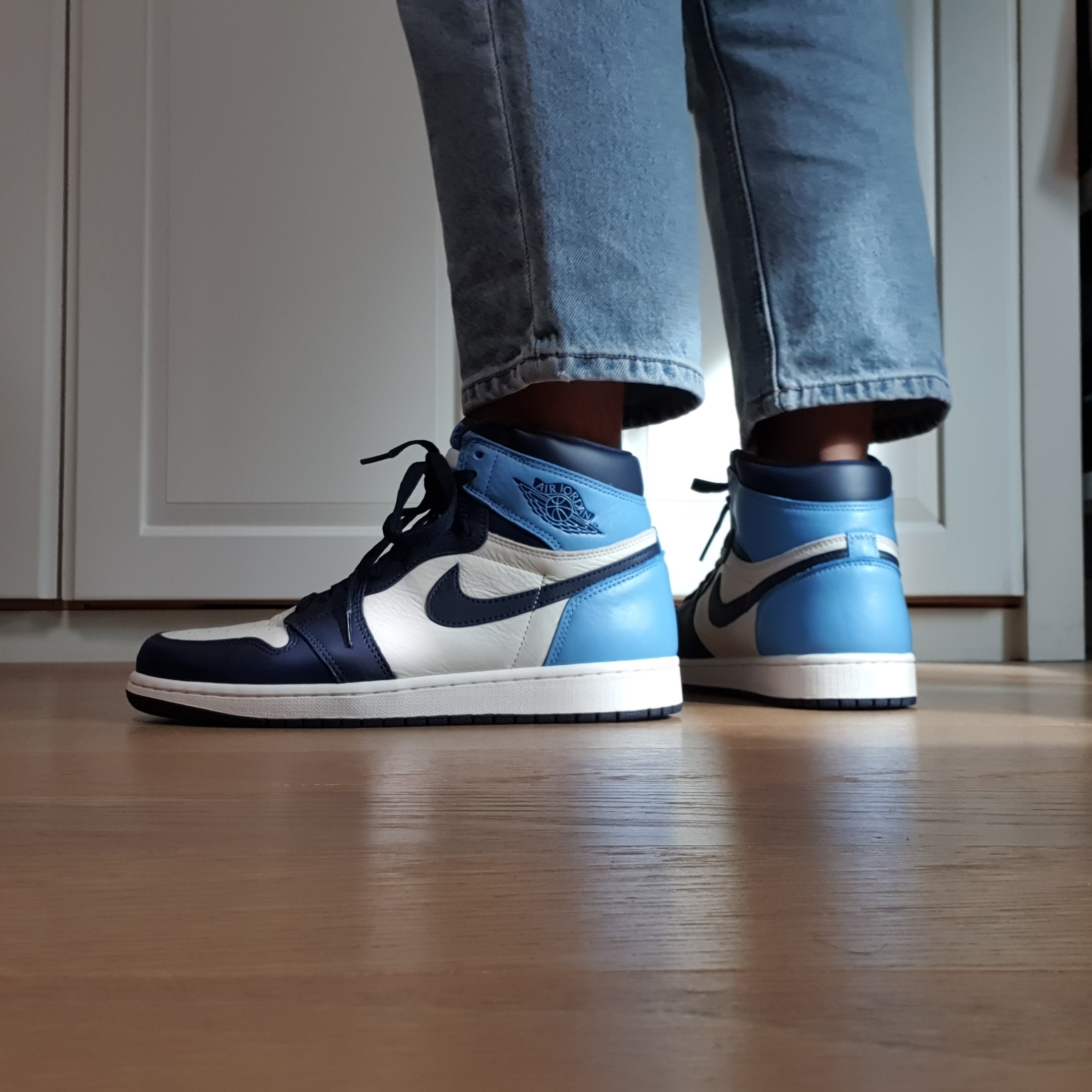 Jordan 1 Retro High Obsidian UNC 착용 스타일 - 3
