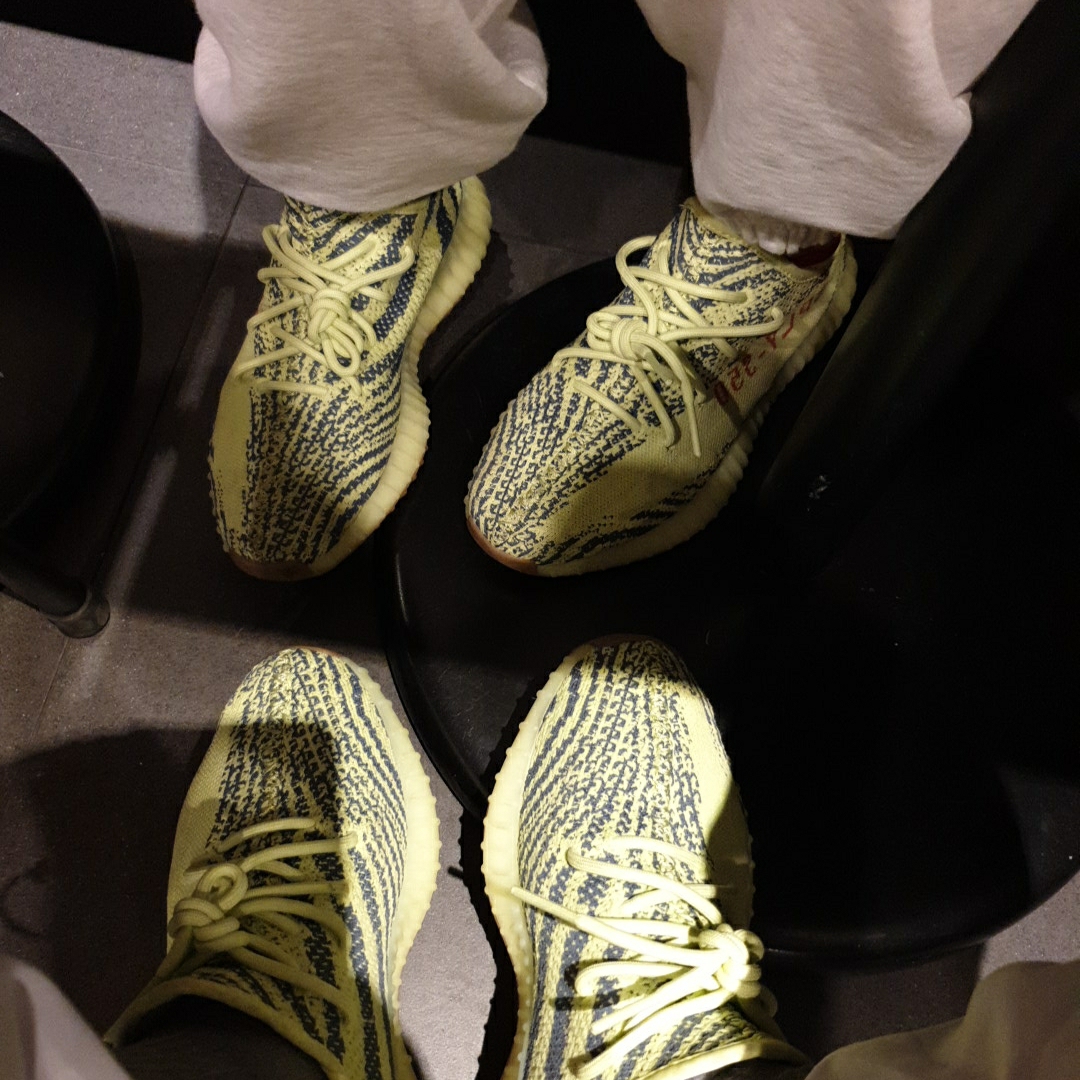 Adidas Yeezy Boost 350 V2 Semi Frozen Yellow 착용 스타일