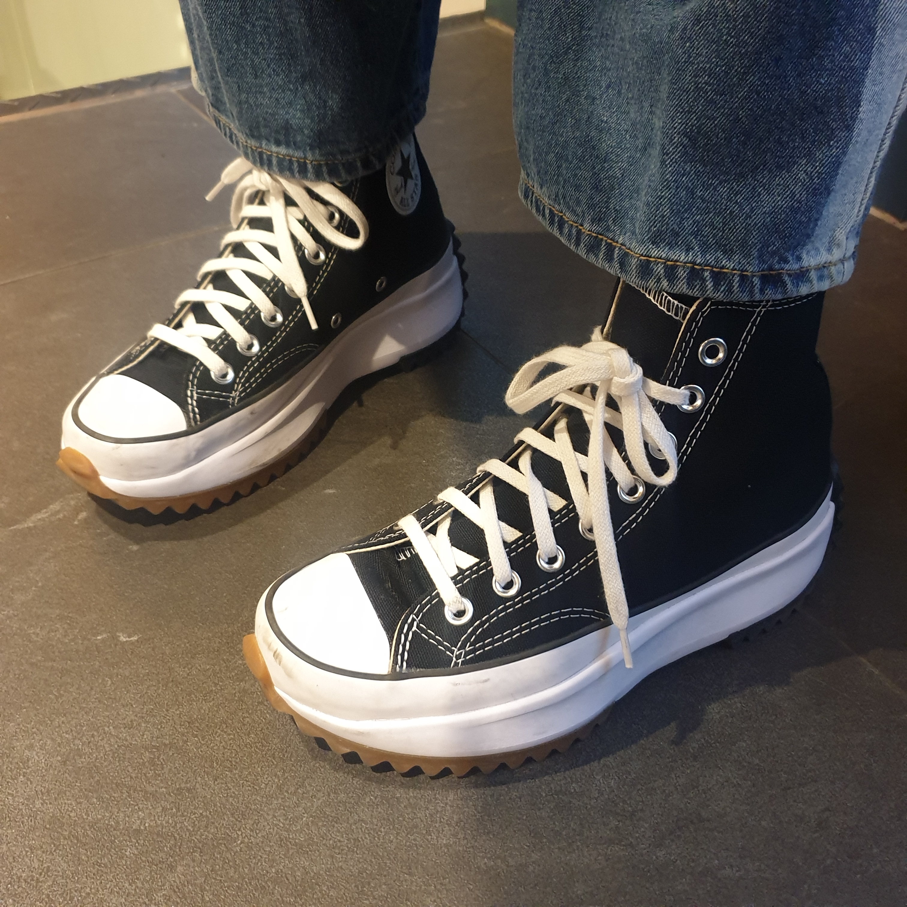 Converse Run Star Hike Hi Black White Gum 착용 스타일