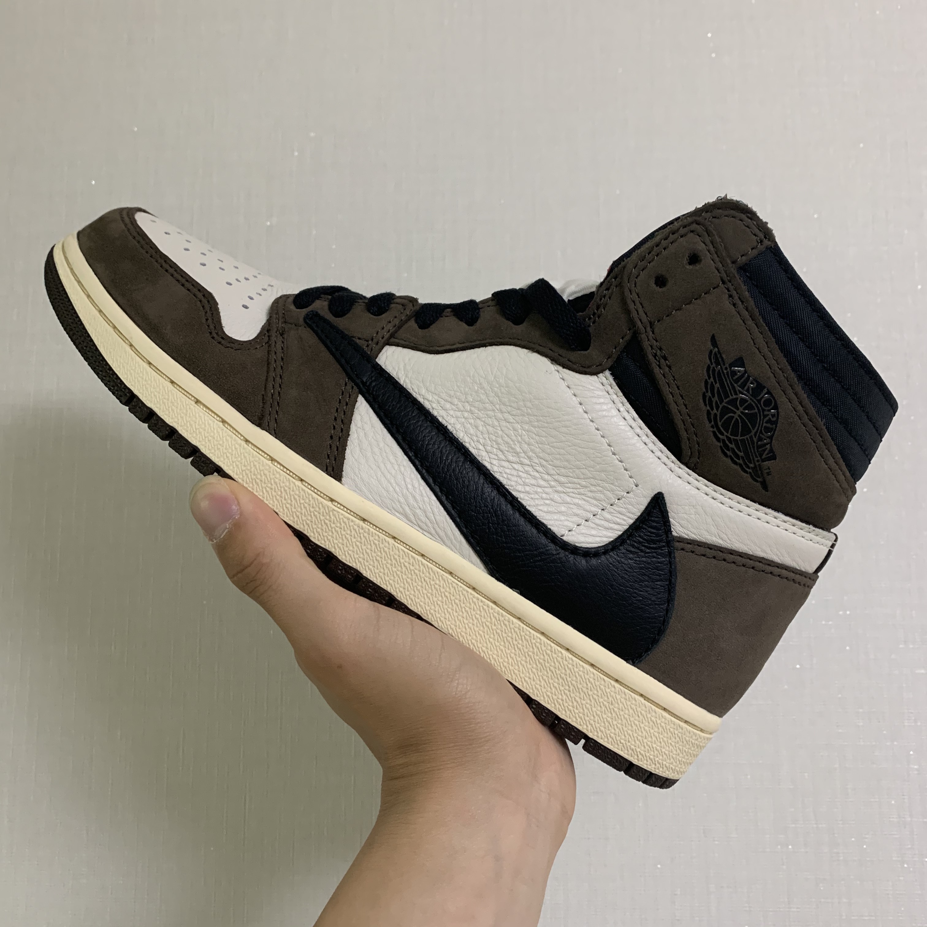 Jordan 1 x Travis Scott Retro High OG SP Mocha 착용 스타일 - 1