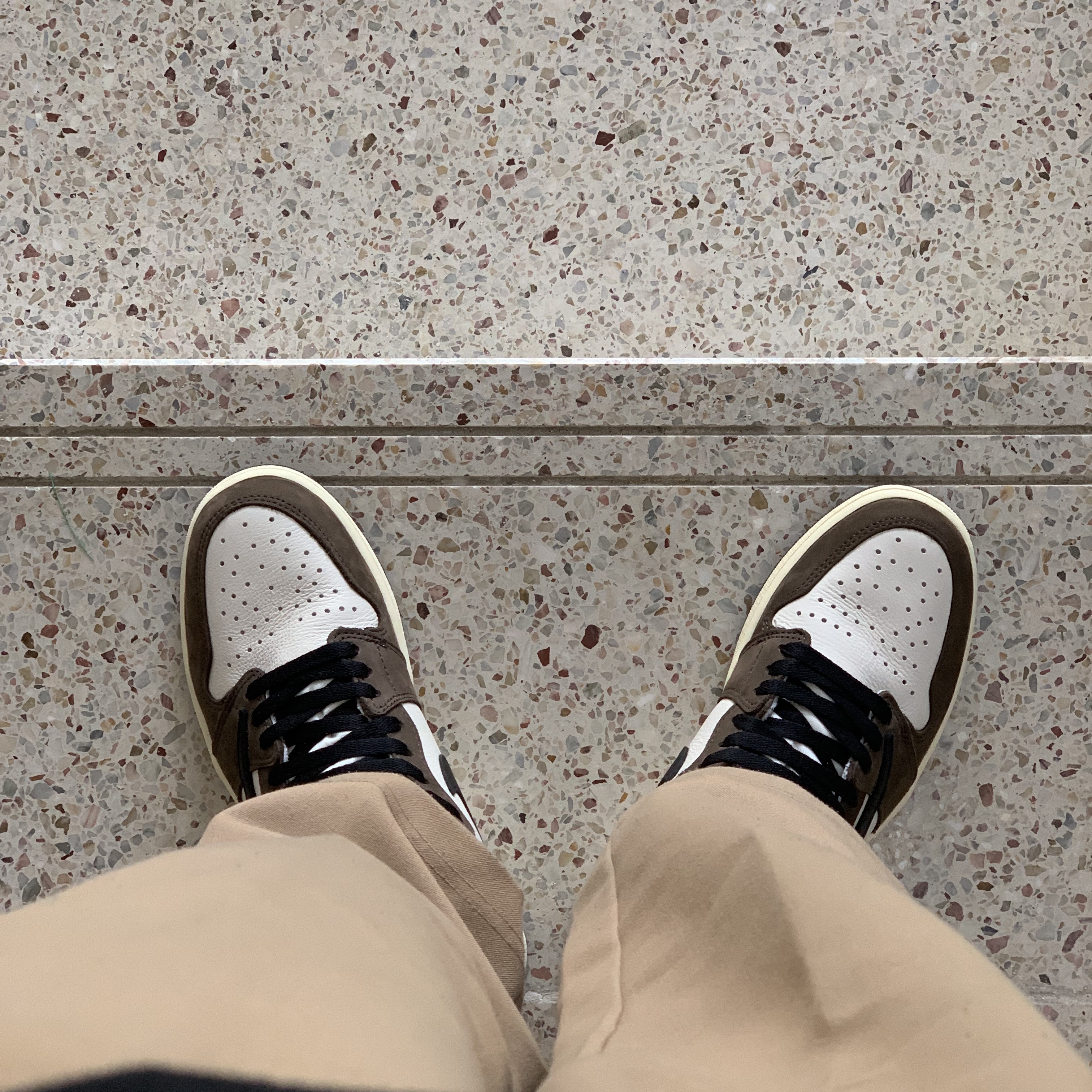 Jordan 1 x Travis Scott Retro High OG SP Mocha 착용 스타일 - 3