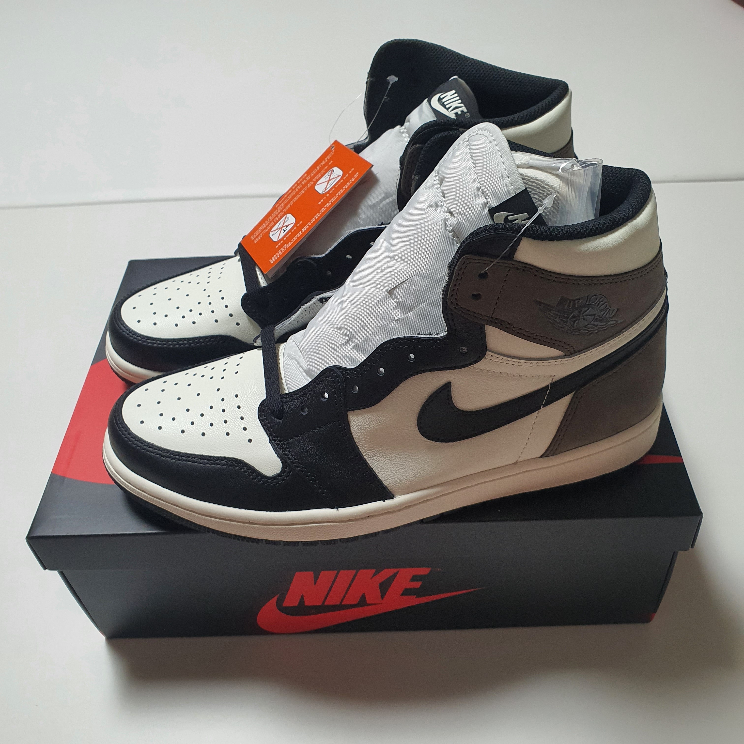 Jordan 1 Retro High OG Black Mocha 착용 스타일 - 2