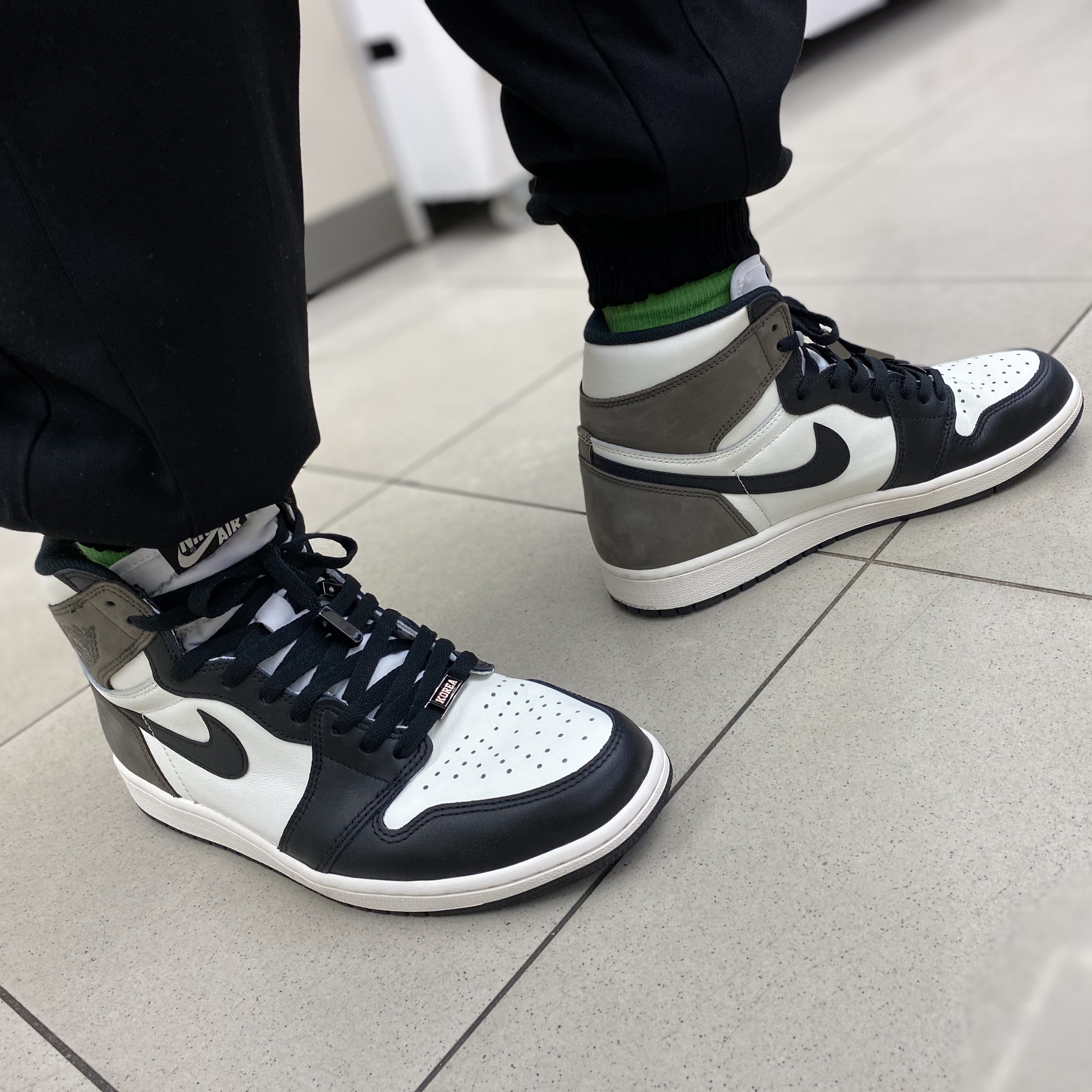 Jordan 1 Retro High OG Black Mocha 착용 스타일 - 2