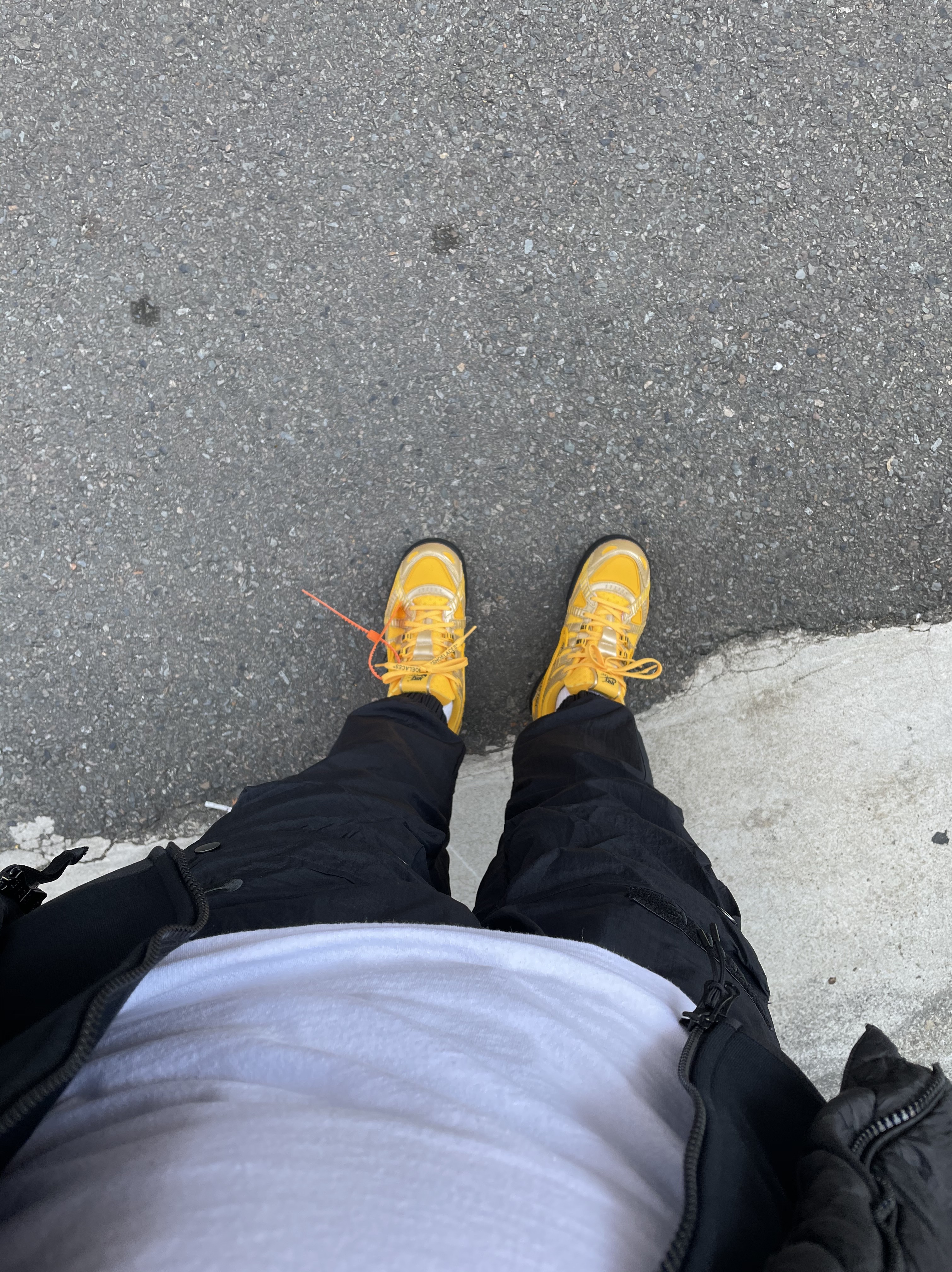 Nike x Off-White Air Rubber Dunk University Gold, (W) Jordan 1 Retro High OG Lucky Green 착용 스타일 - 1