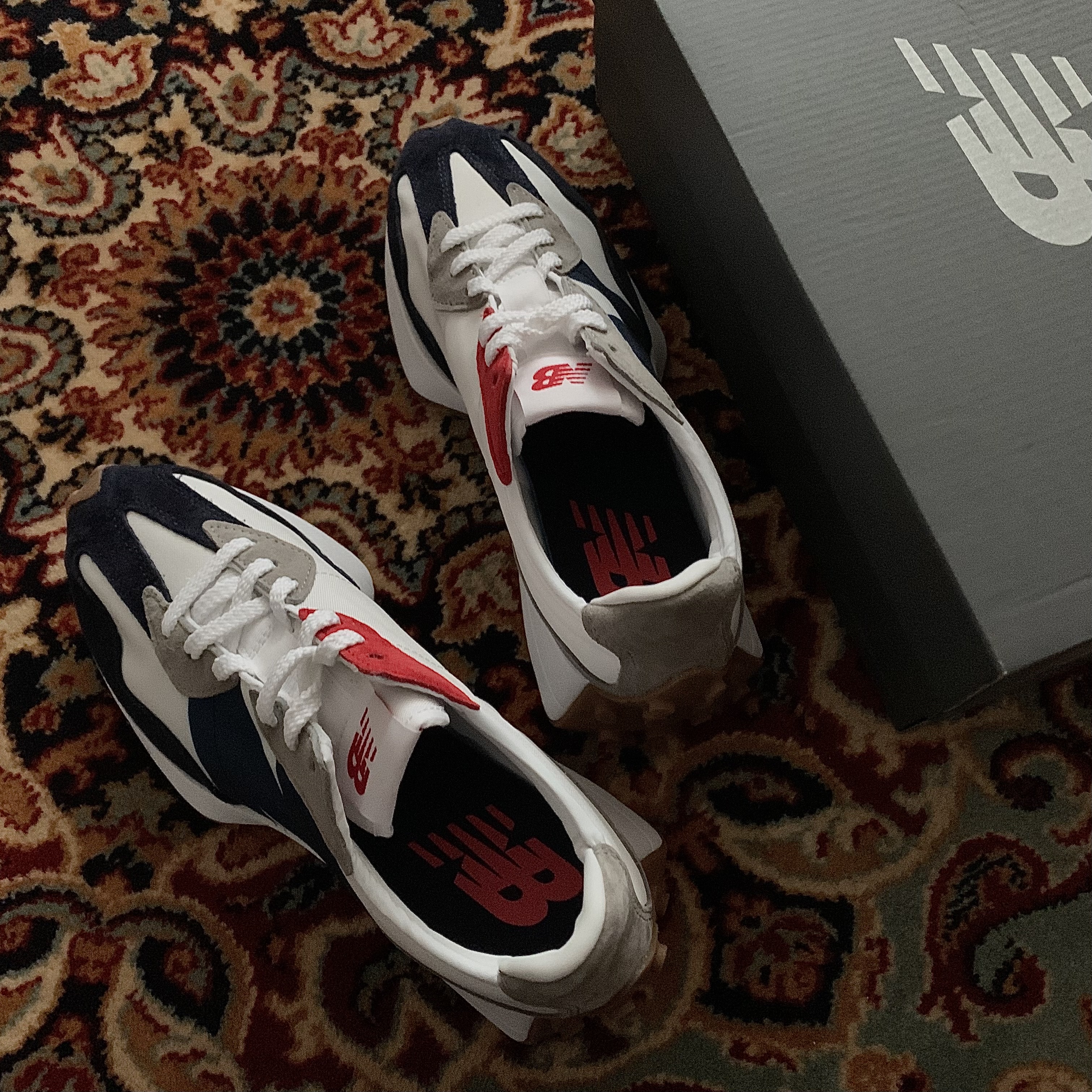 New Balance 327 Navy White Gum 착용 스타일 - 1