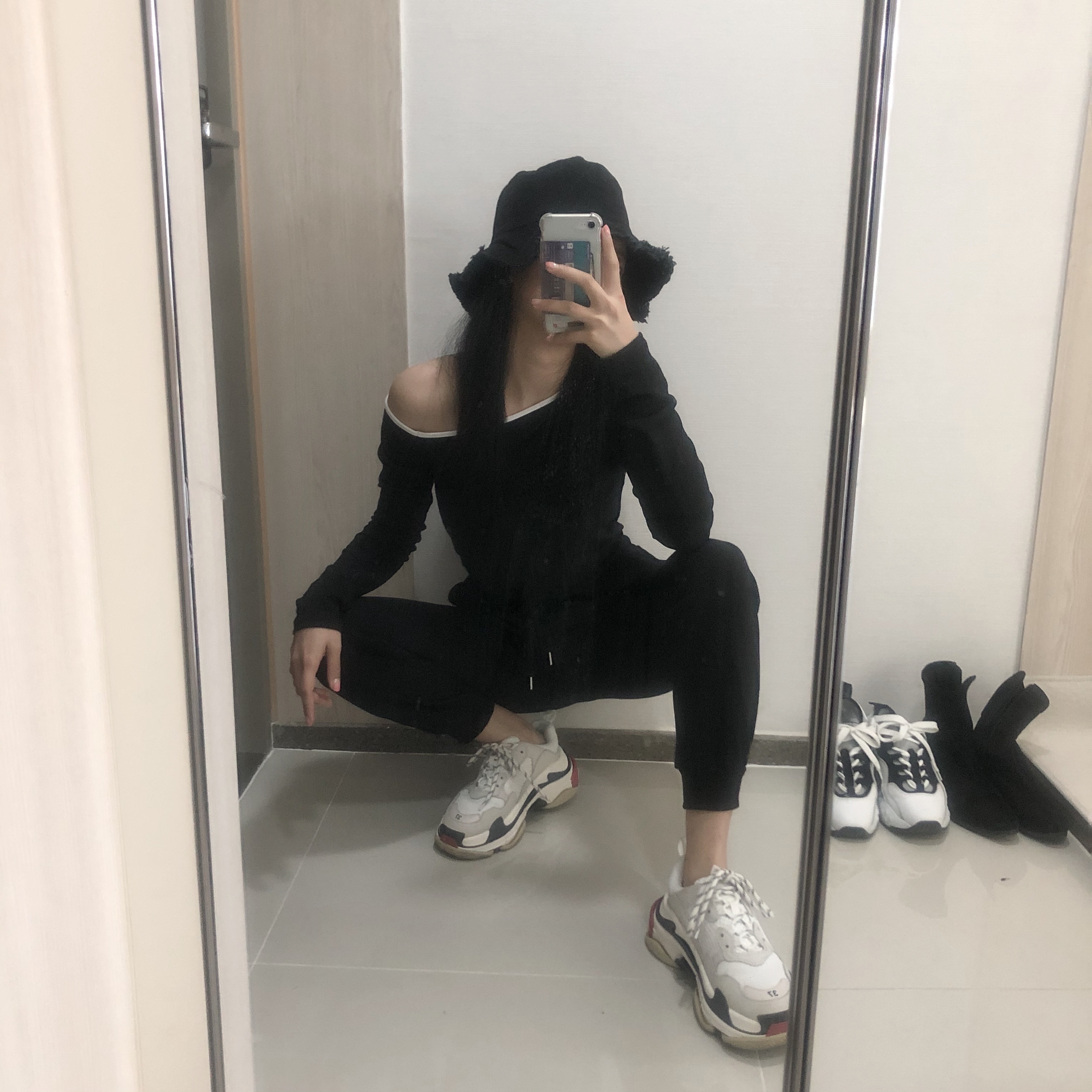 Balenciaga Triple S White Black Red 2019 착용 스타일
