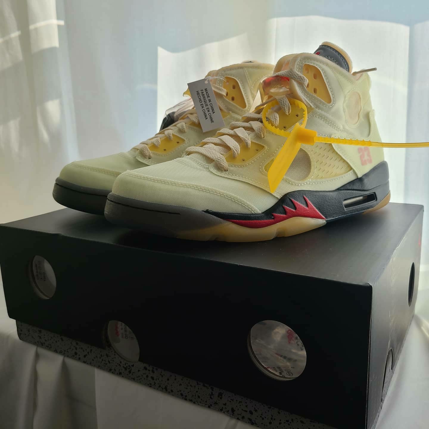 Jordan 5 x Off-White Retro SP Sail Fire Red 착용 스타일