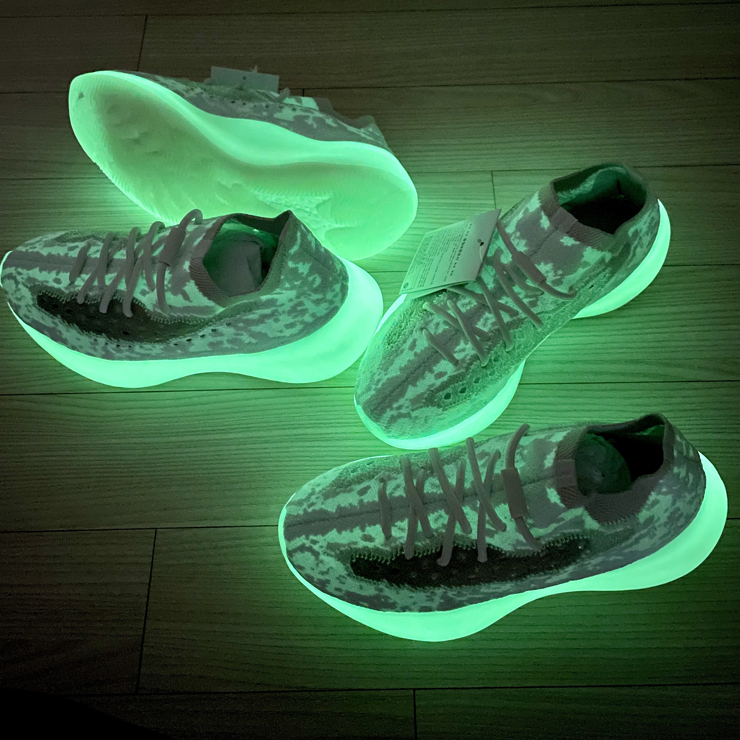 Adidas Yeezy Boost 380 Calcite Glow 착용 스타일