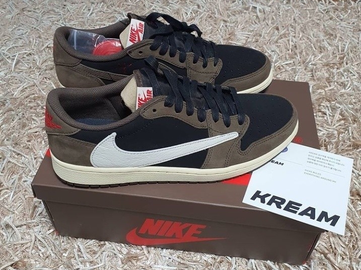 Jordan 1 x Travis Scott Retro Low OG SP Mocha 착용 스타일 - 1