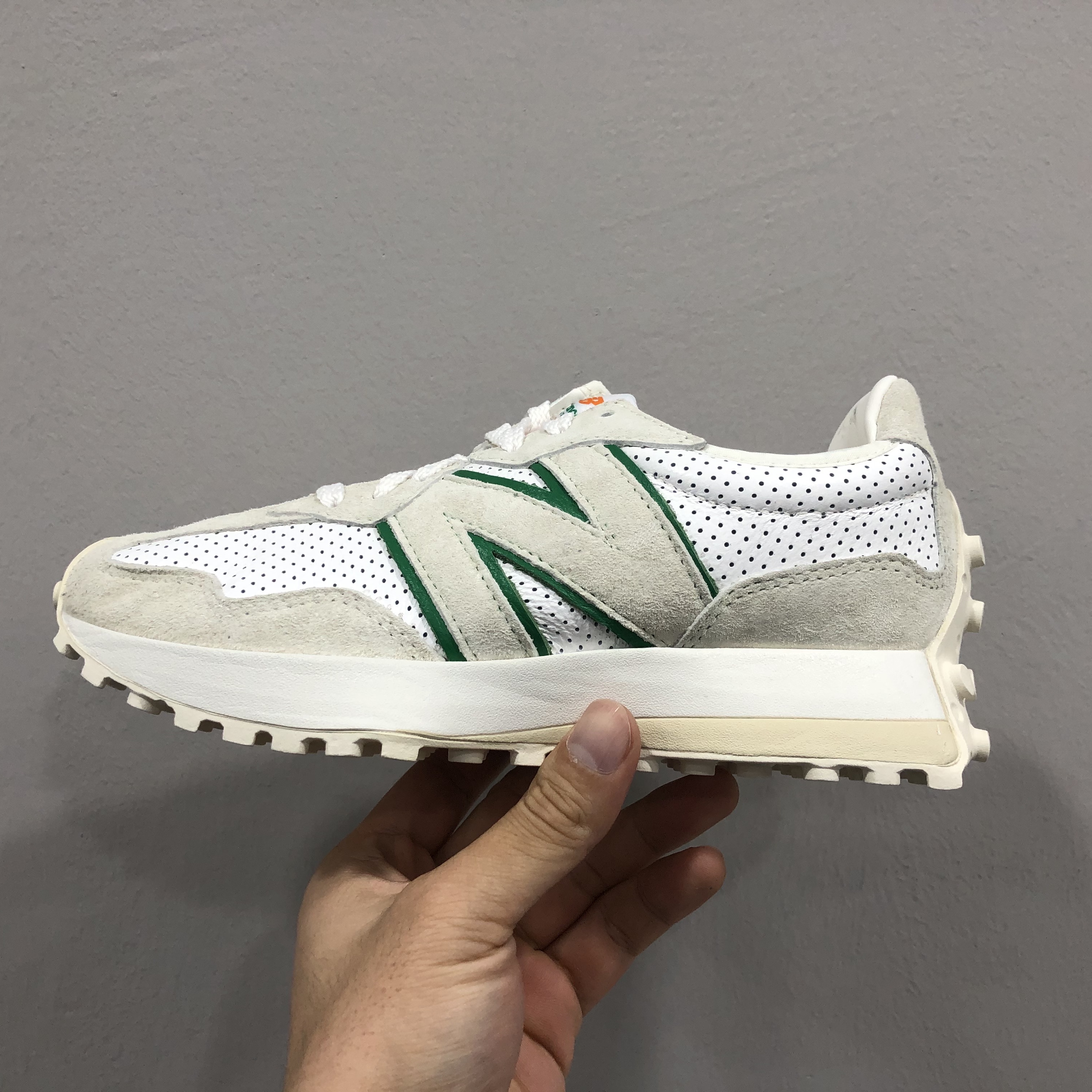 New Balance x Casablanca 327 Idealist Off White Green 착용 스타일