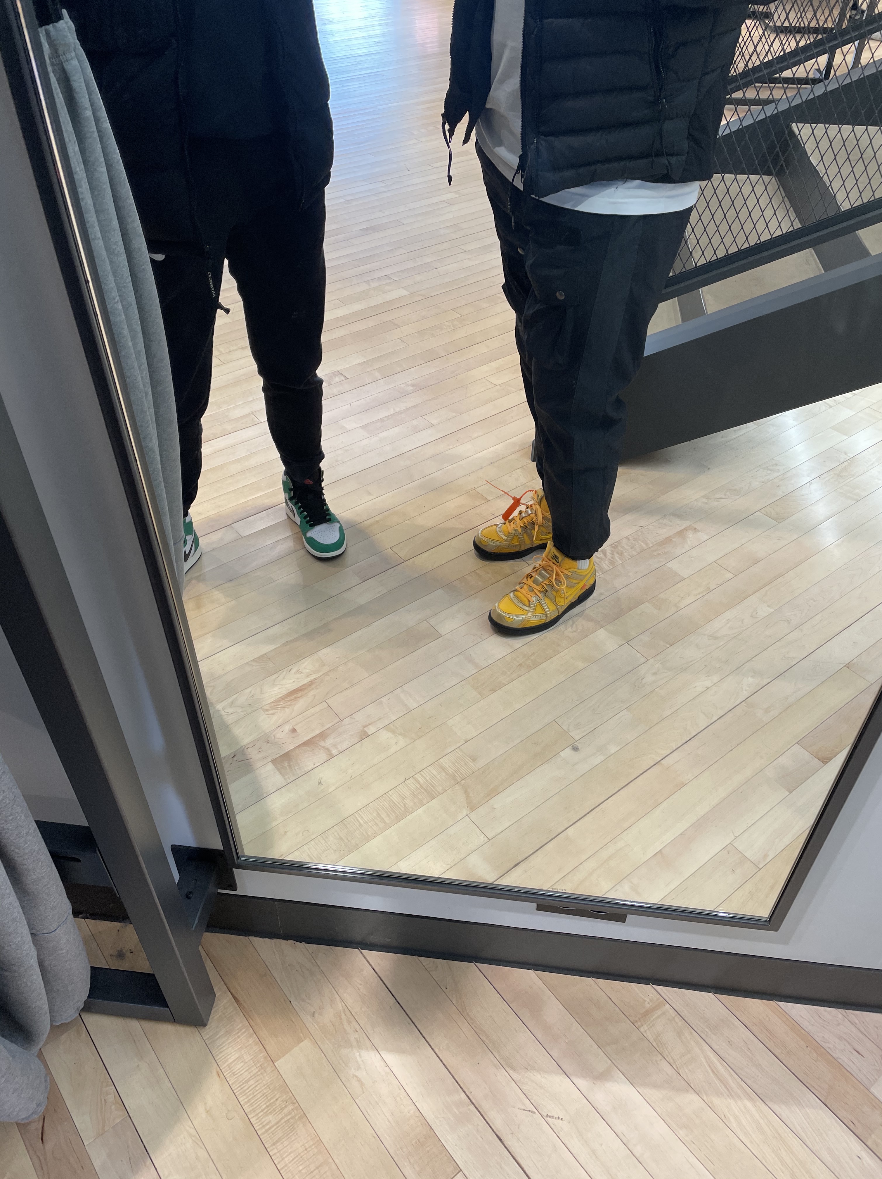 Nike x Off-White Air Rubber Dunk University Gold, (W) Jordan 1 Retro High OG Lucky Green 착용 스타일 - 3