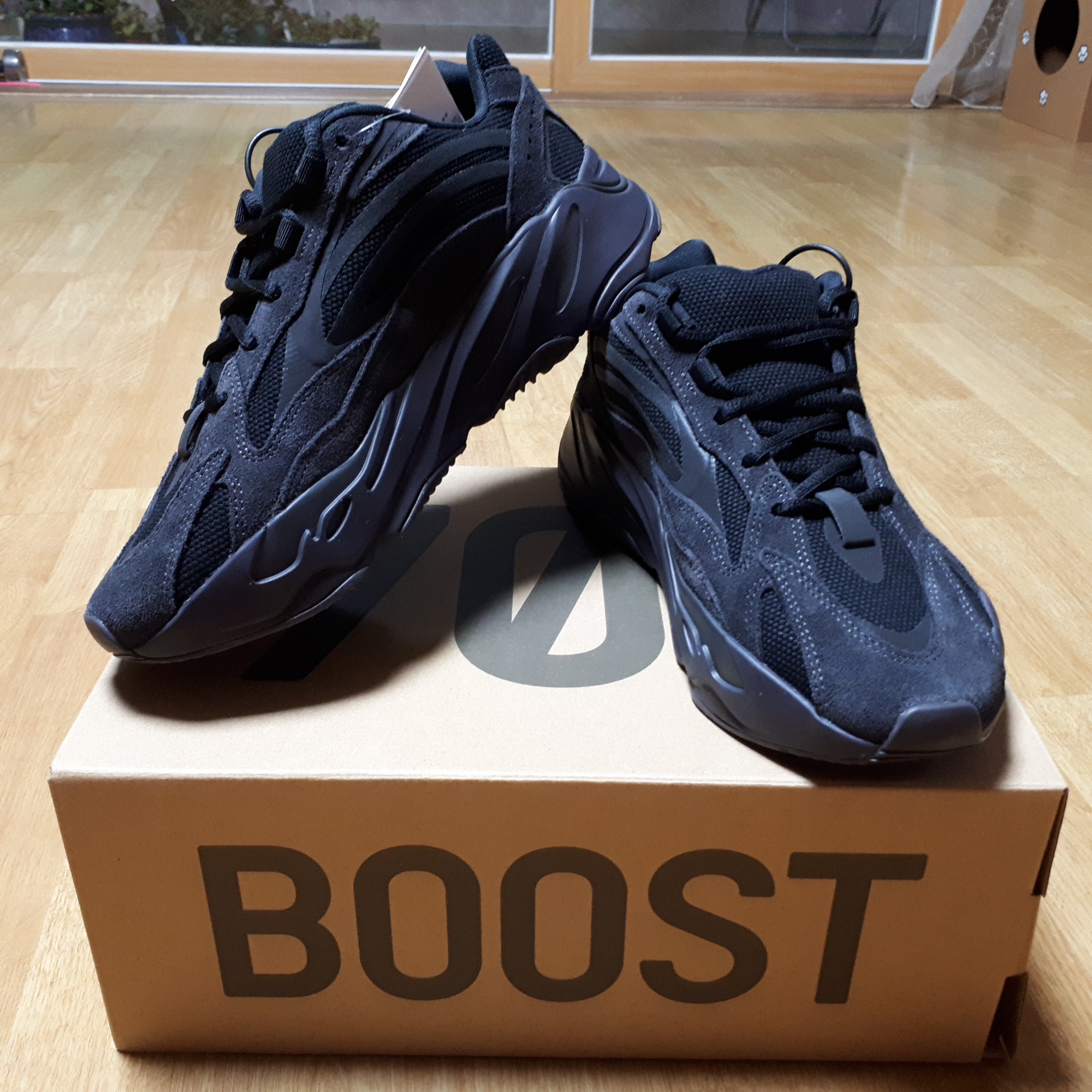 Adidas Yeezy Boost 700 V2 Vanta 2019 착용 스타일