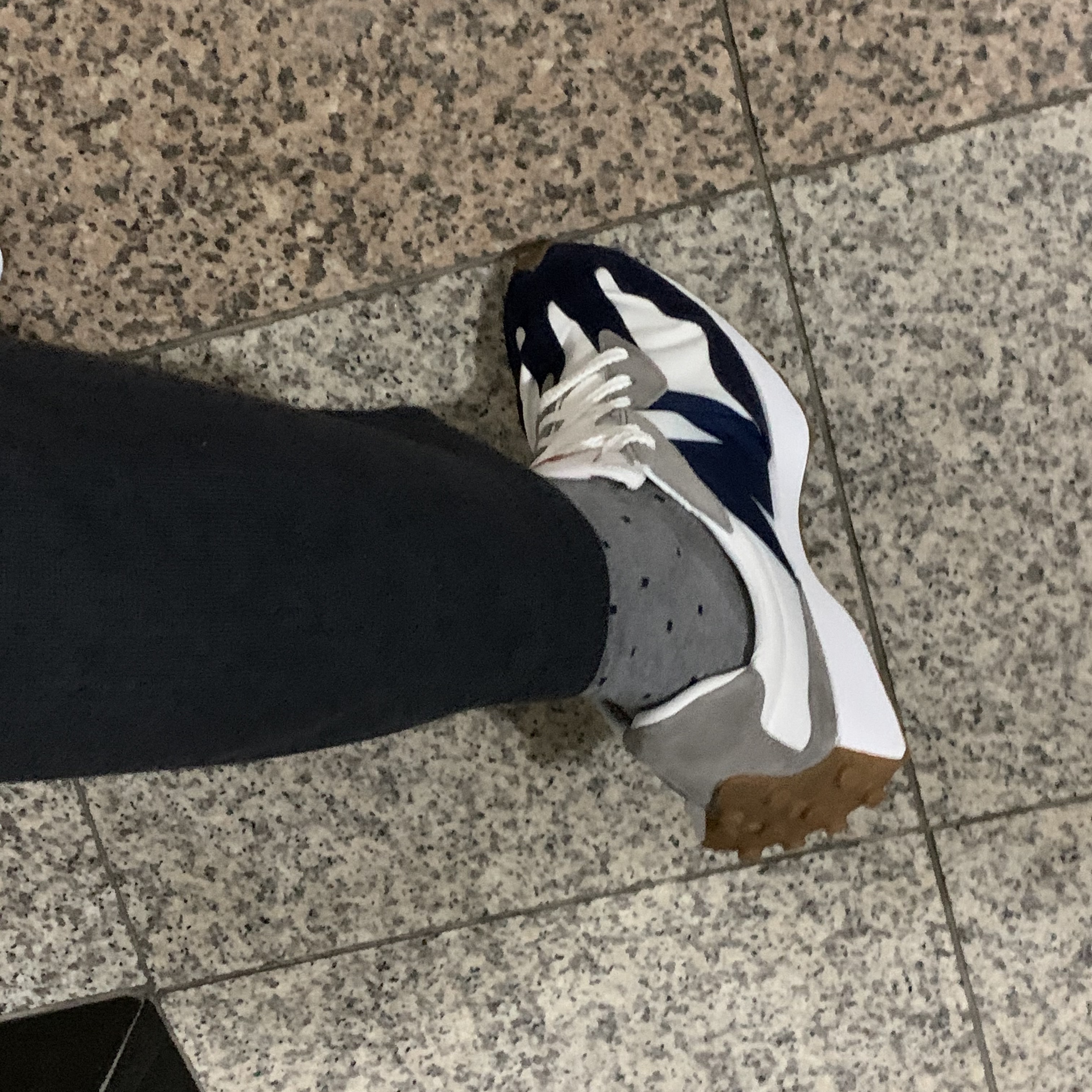 New Balance 327 Navy White Gum 착용 스타일 - 2