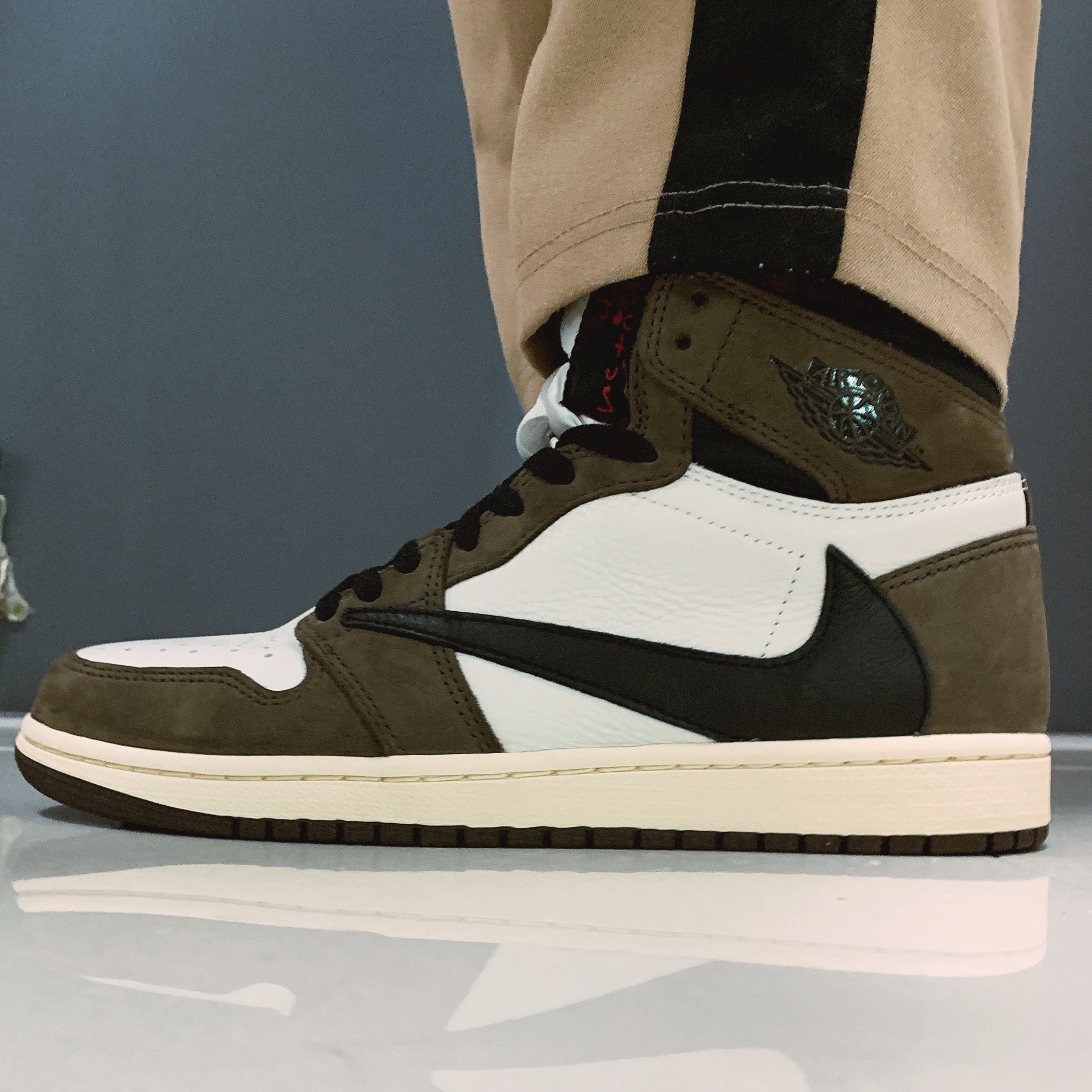 Jordan 1 x Travis Scott Retro High OG SP Mocha 착용 스타일 - 2