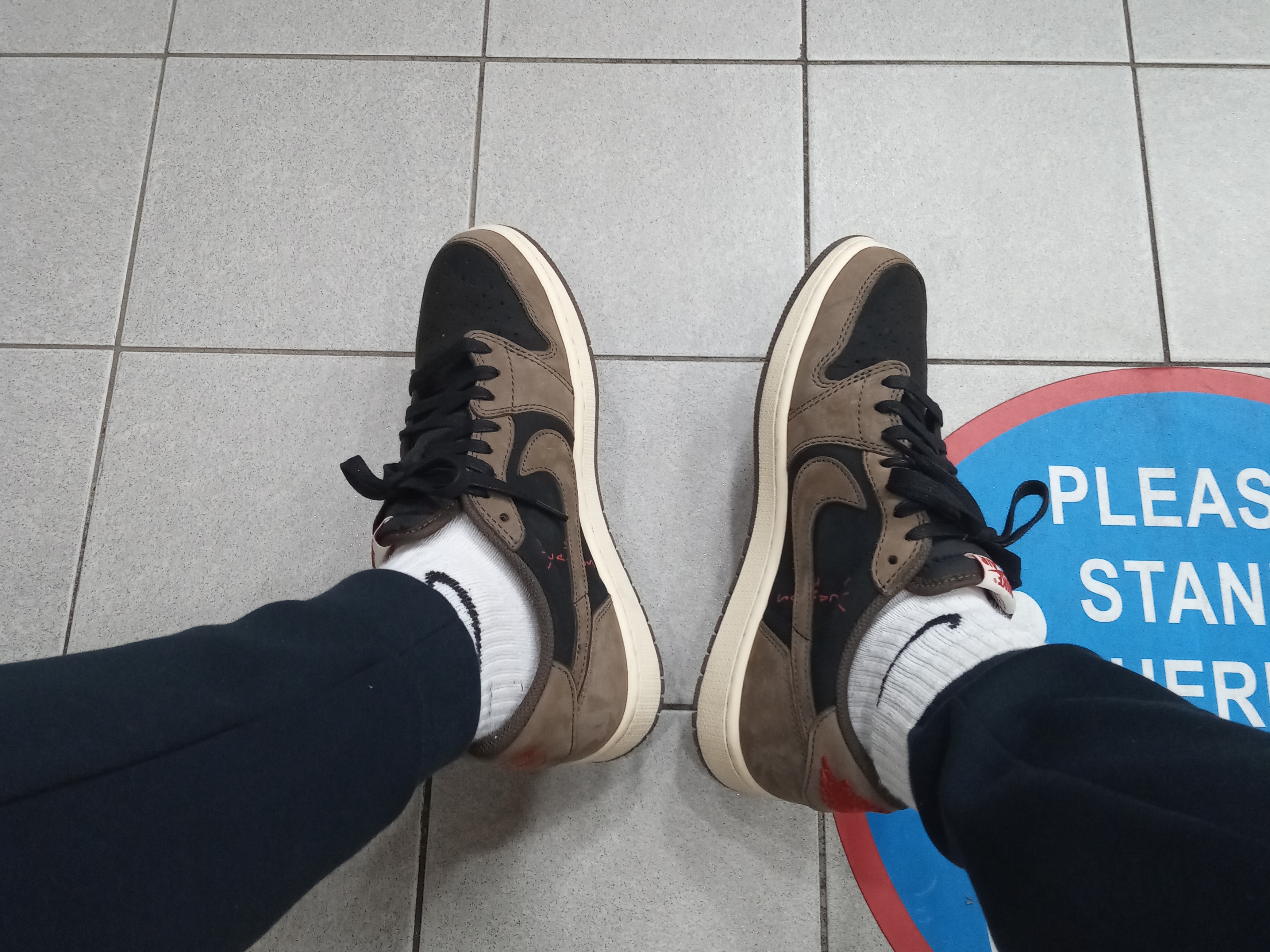 Jordan 1 x Travis Scott Retro Low OG SP Mocha 착용 스타일 - 2