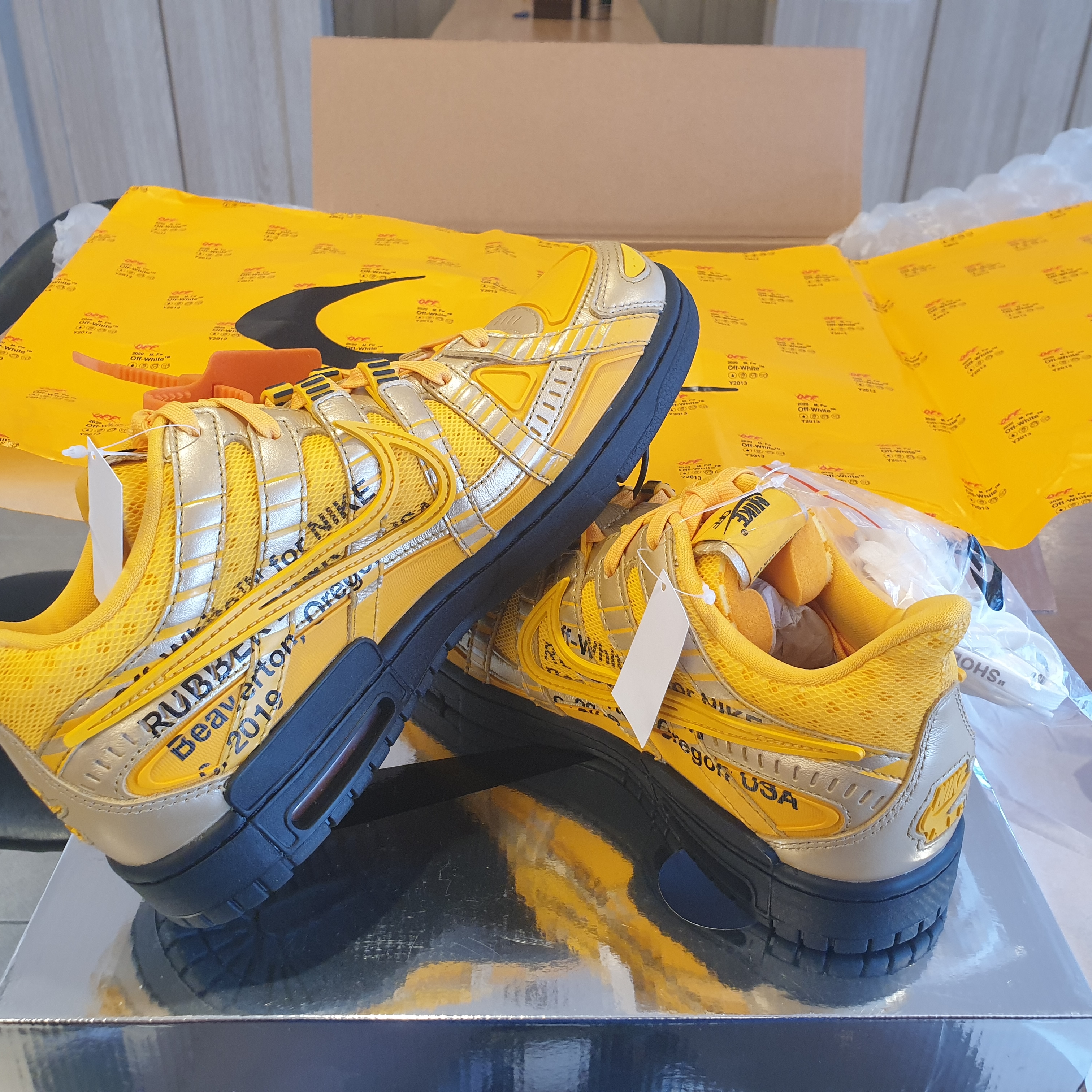 Nike x Off-White Air Rubber Dunk University Gold 착용 스타일