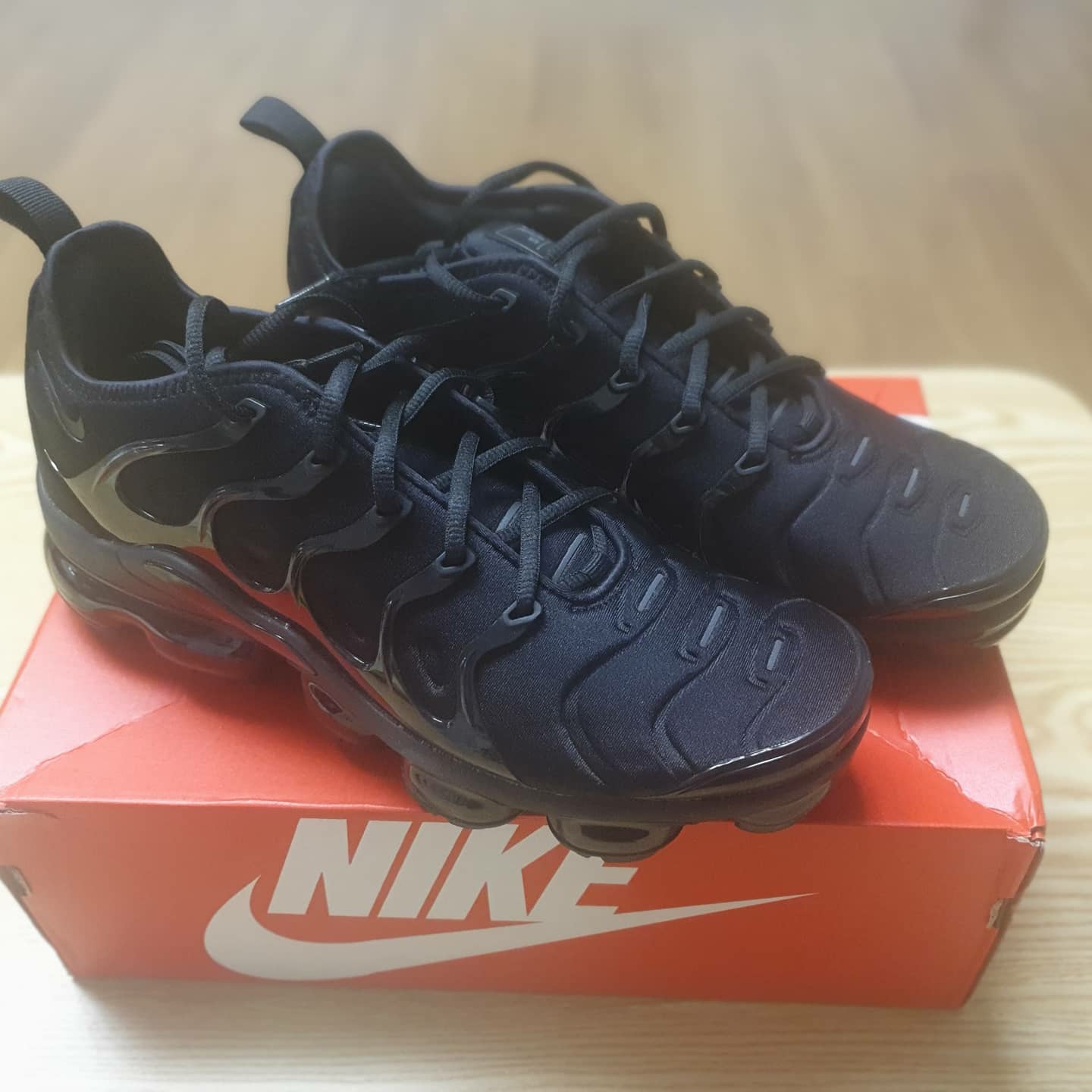 Nike Air VaporMax Plus Triple Black 착용 스타일