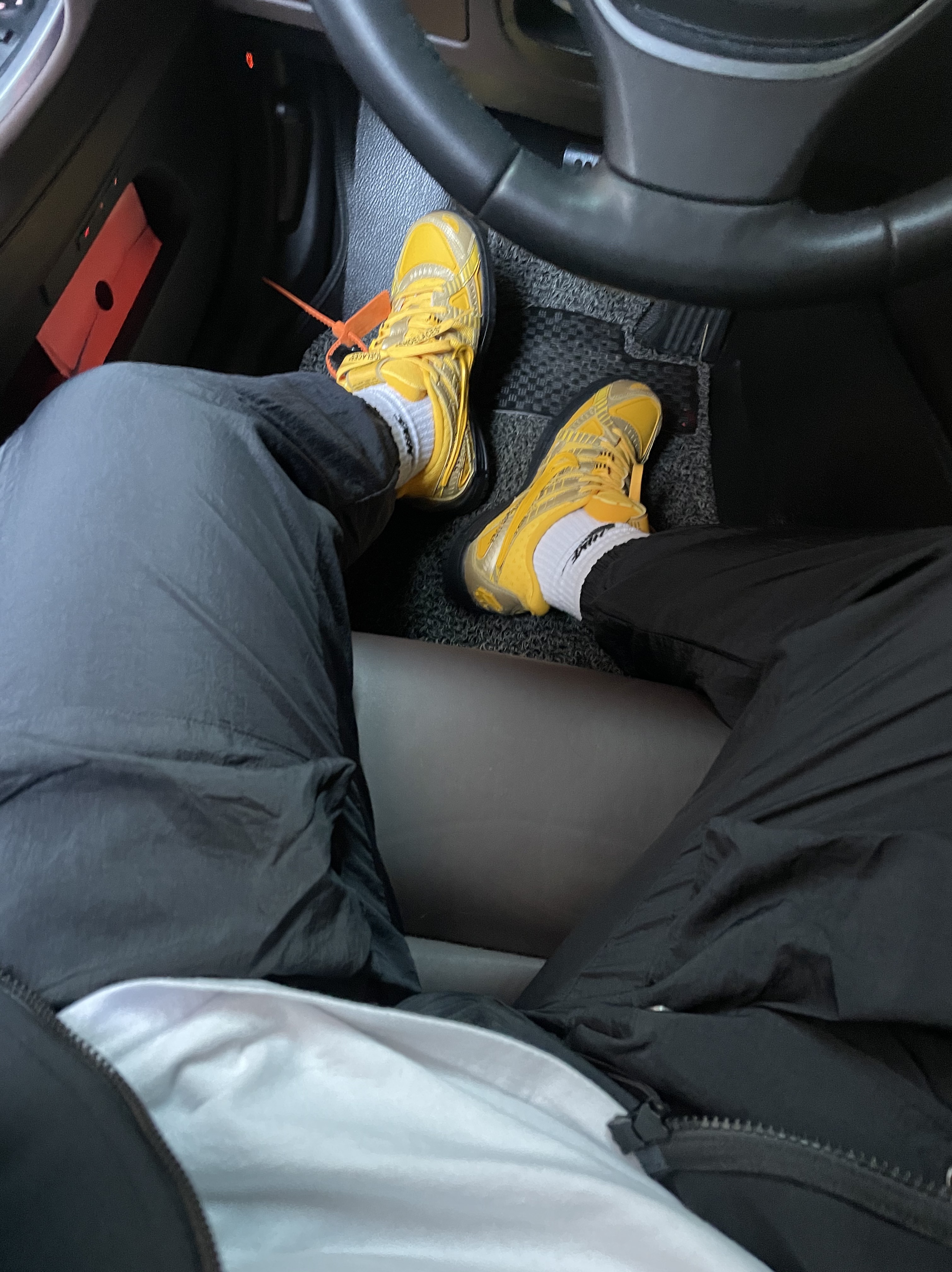 Nike x Off-White Air Rubber Dunk University Gold, (W) Jordan 1 Retro High OG Lucky Green 착용 스타일 - 2