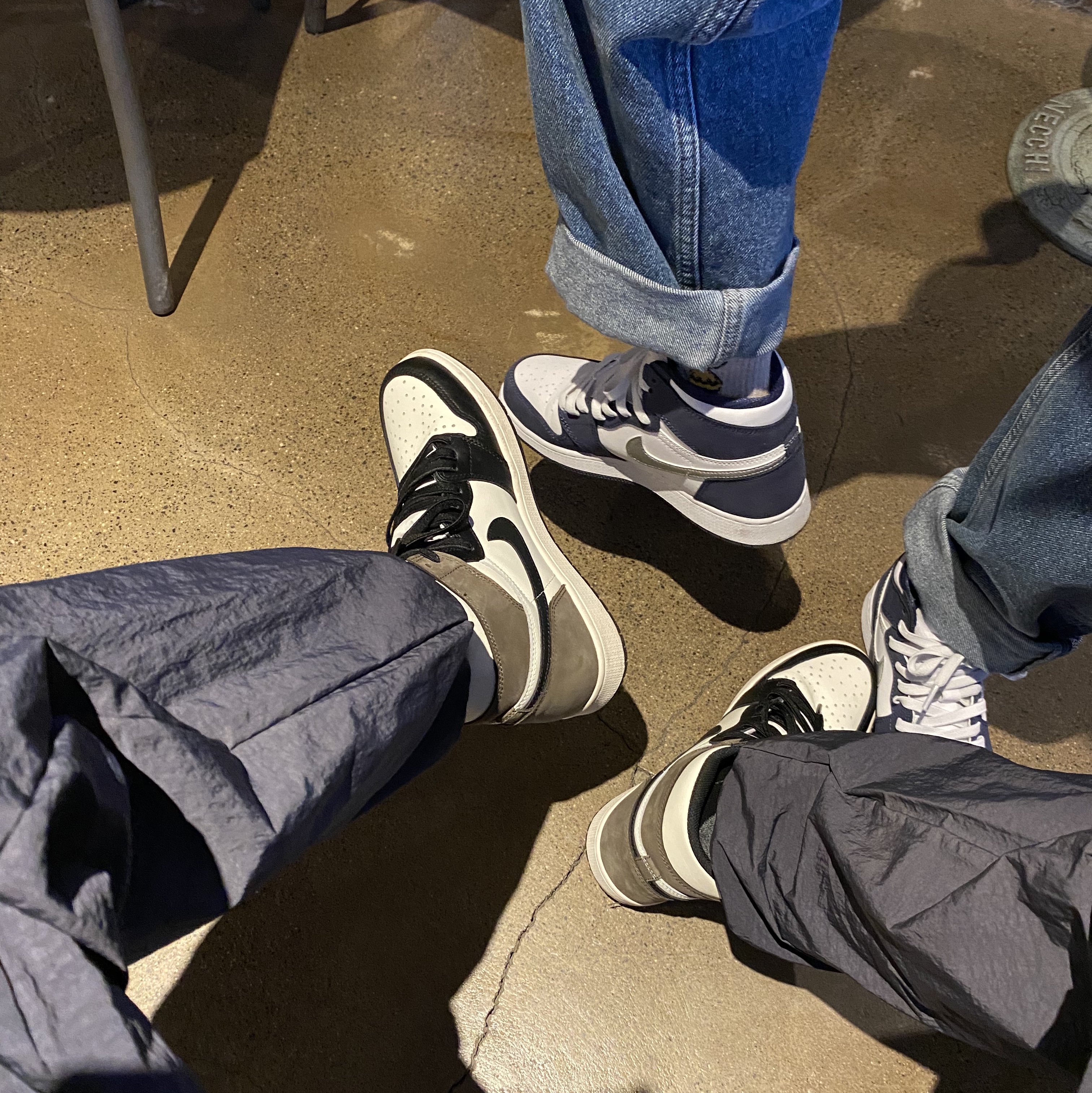 Jordan 1 Retro High OG Black Mocha, (GS) Jordan 1 Retro High OG CO.JP Midnight Navy 착용 스타일