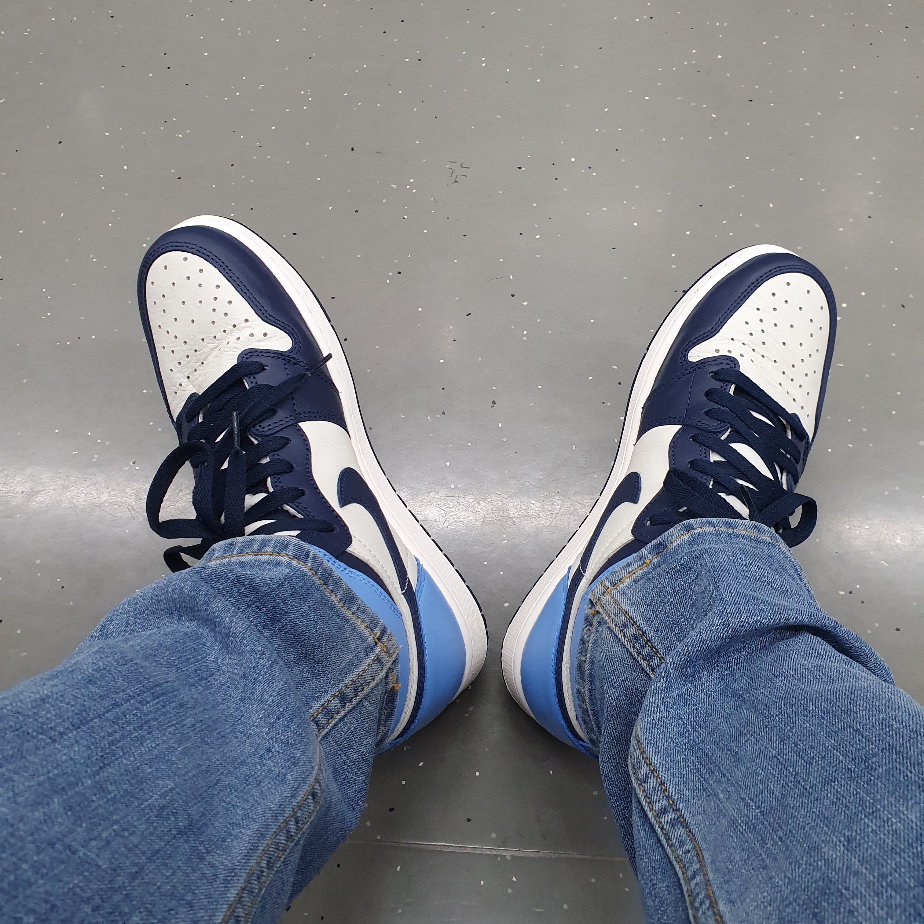Jordan 1 Retro High Obsidian UNC 착용 스타일 - 4