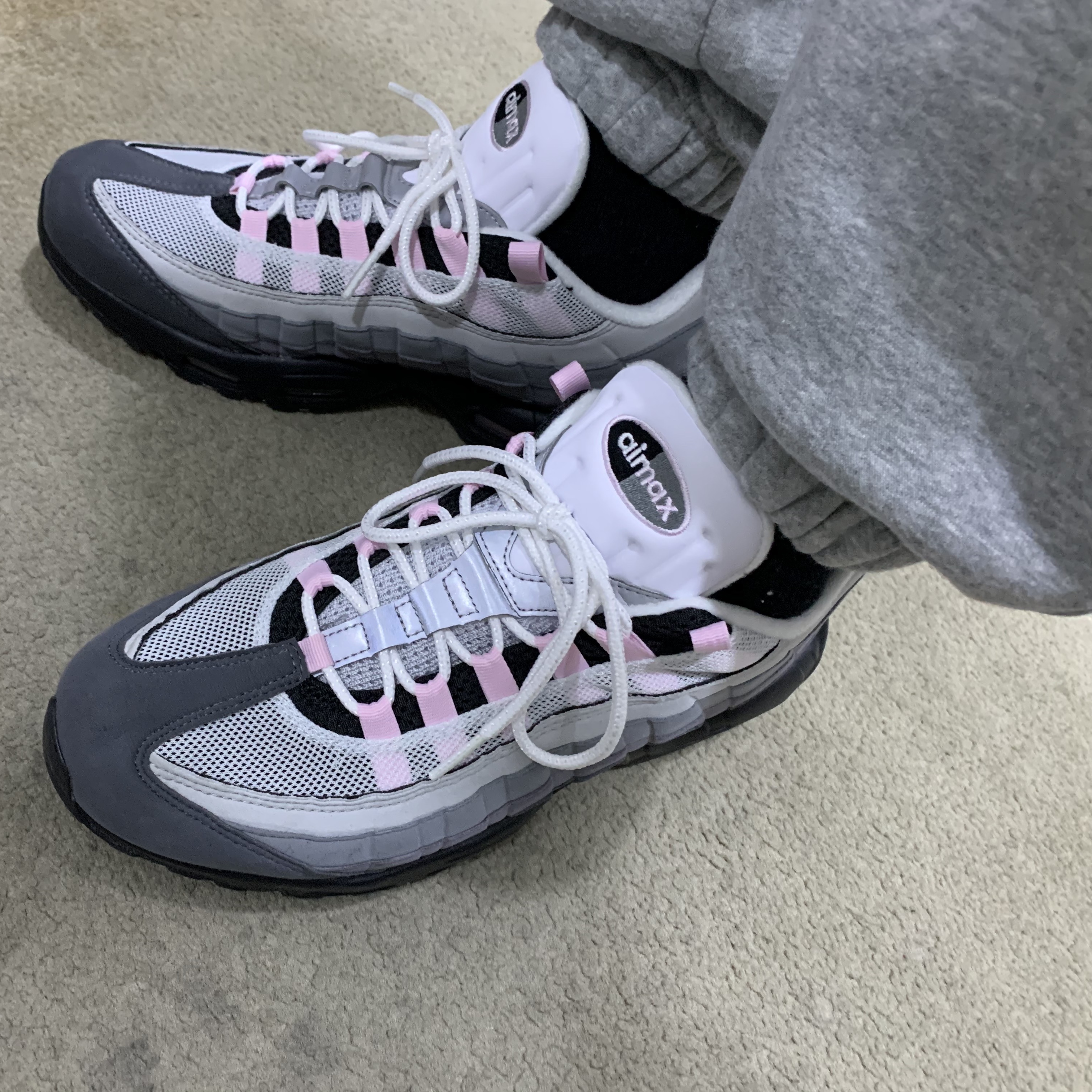 Nike Air Max 95 Gunsmoke Pink Foam 착용 스타일