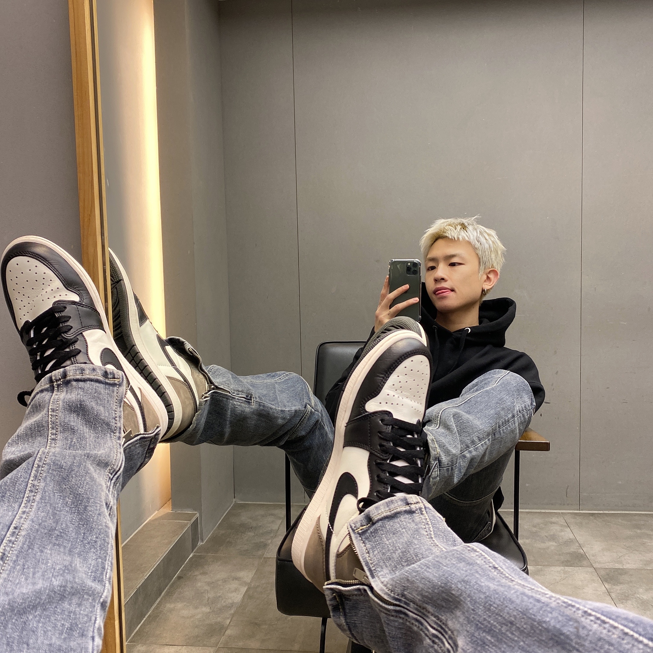 Jordan 1 Retro High OG Black Mocha 착용 스타일
