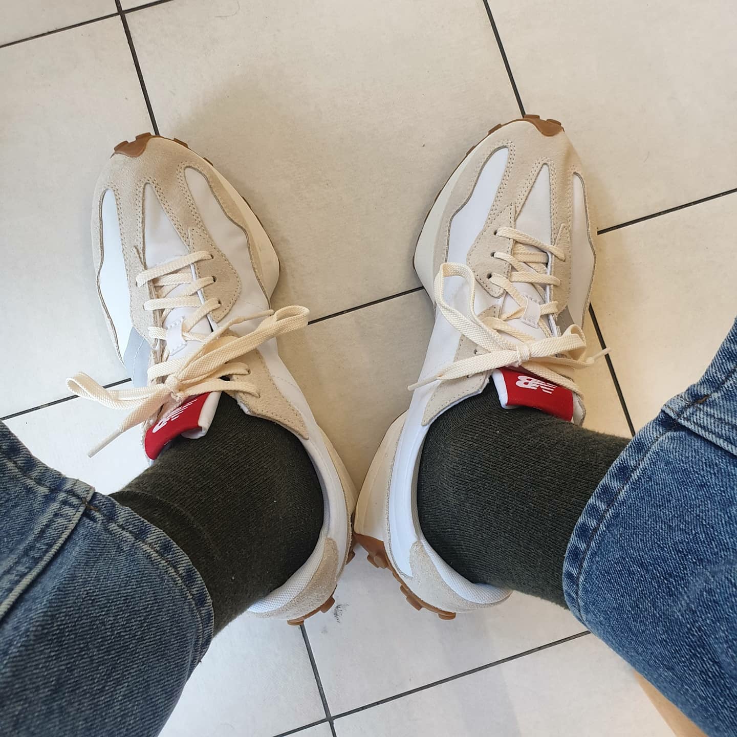 New Balance 327 White Silver Gum 착용 스타일