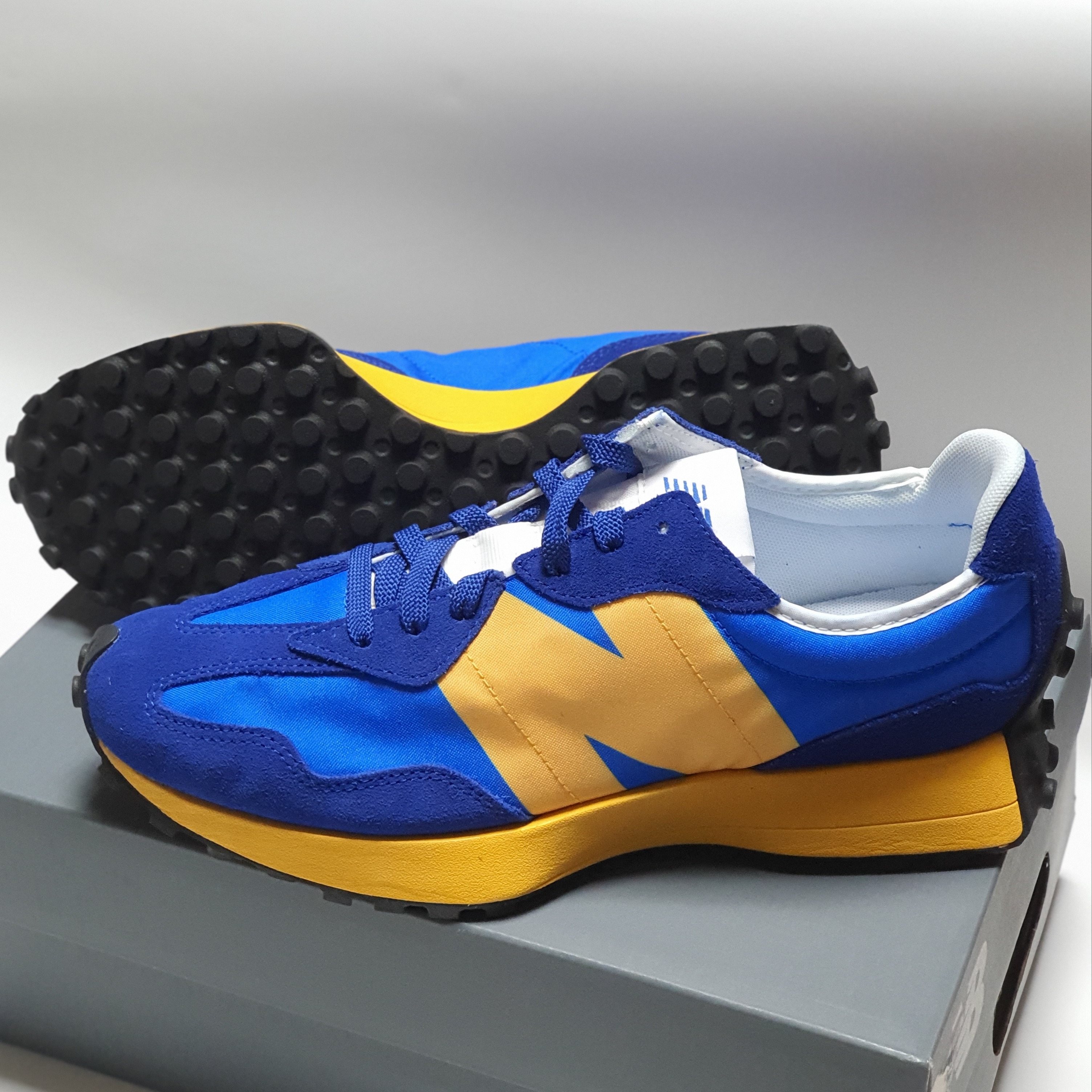 New Balance 327 Blue 착용 스타일