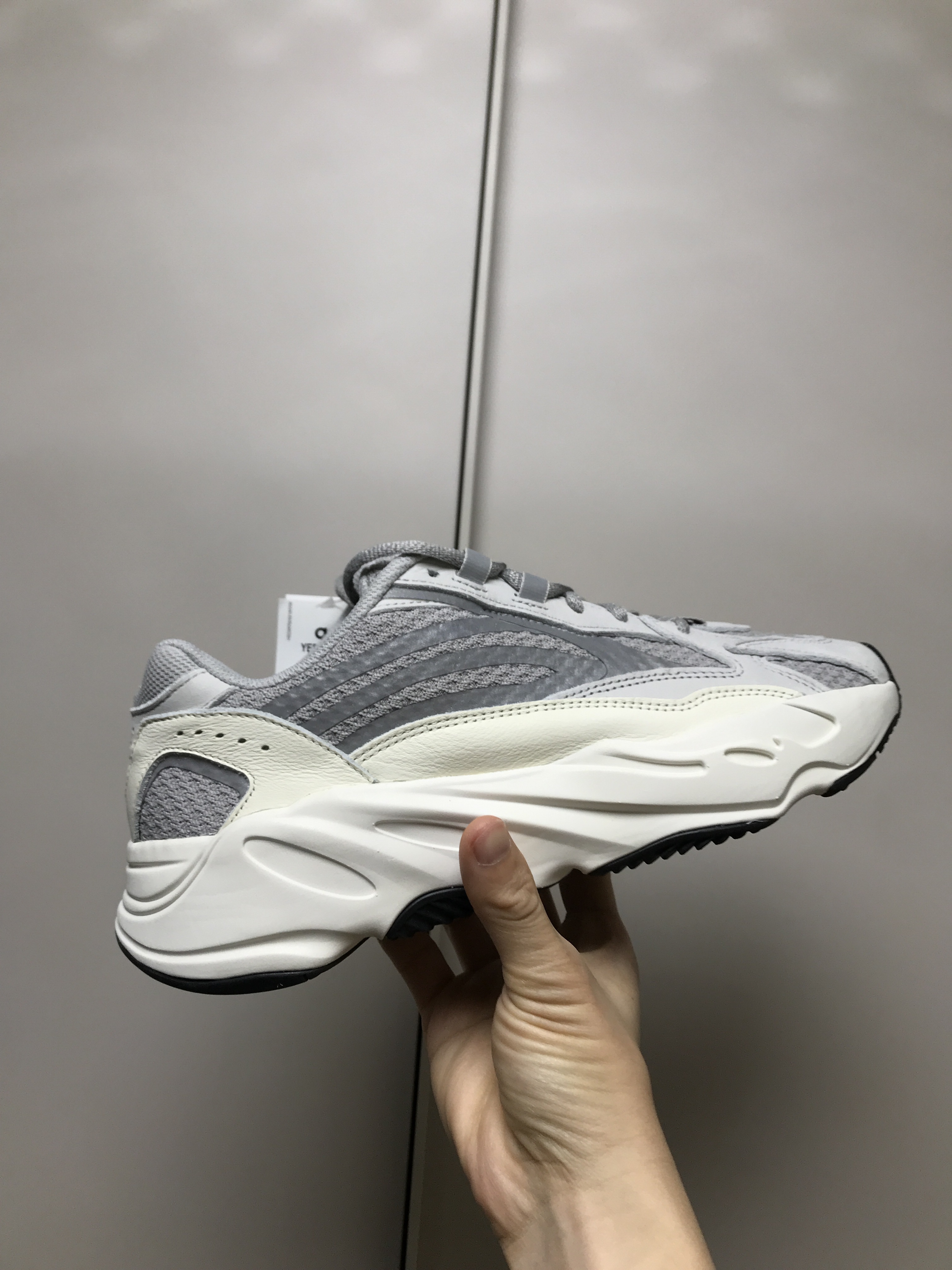 Adidas Yeezy Boost 700 V2 Static 2018 착용 스타일 - 1
