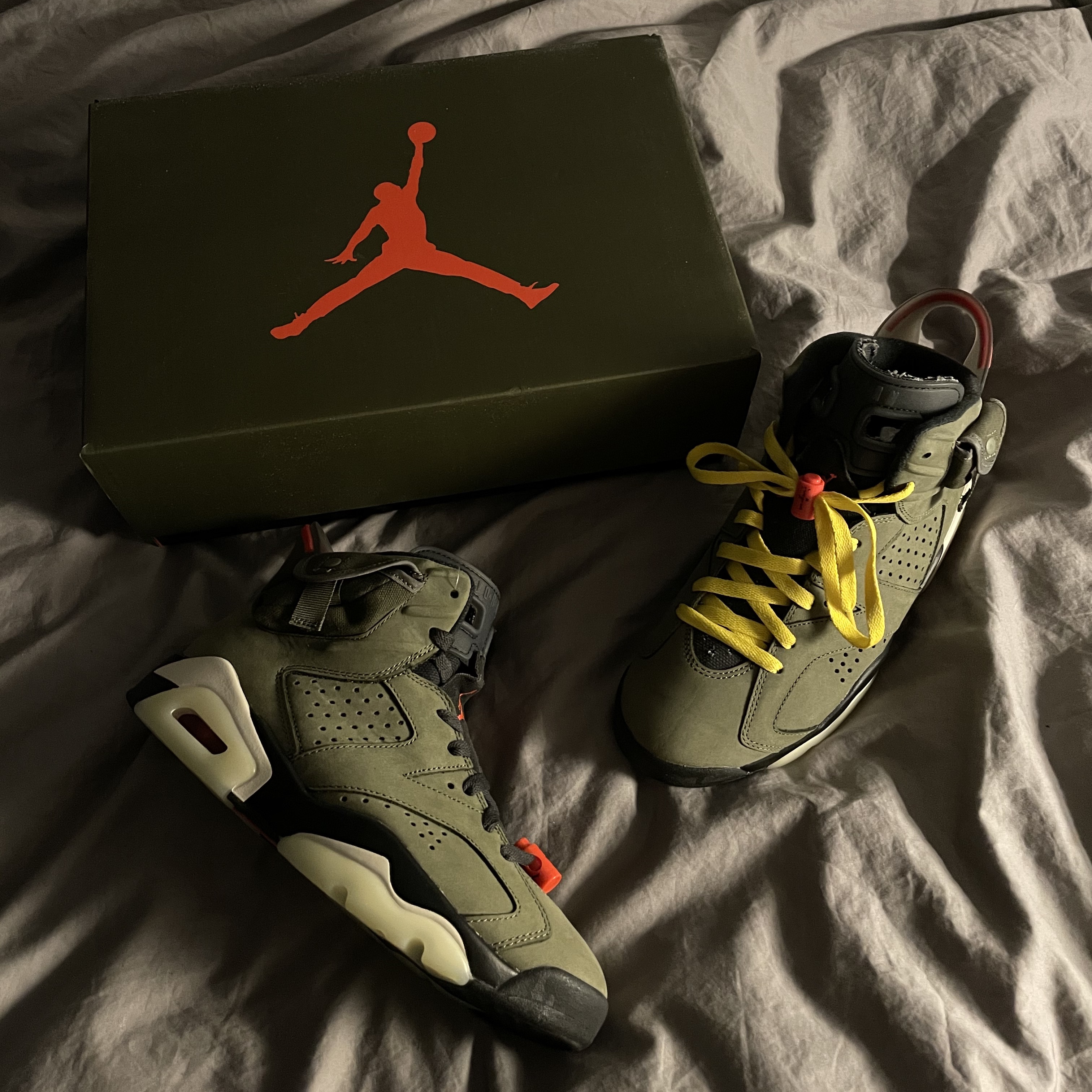 Jordan 6 x Travis Scott Retro Olive 착용 스타일
