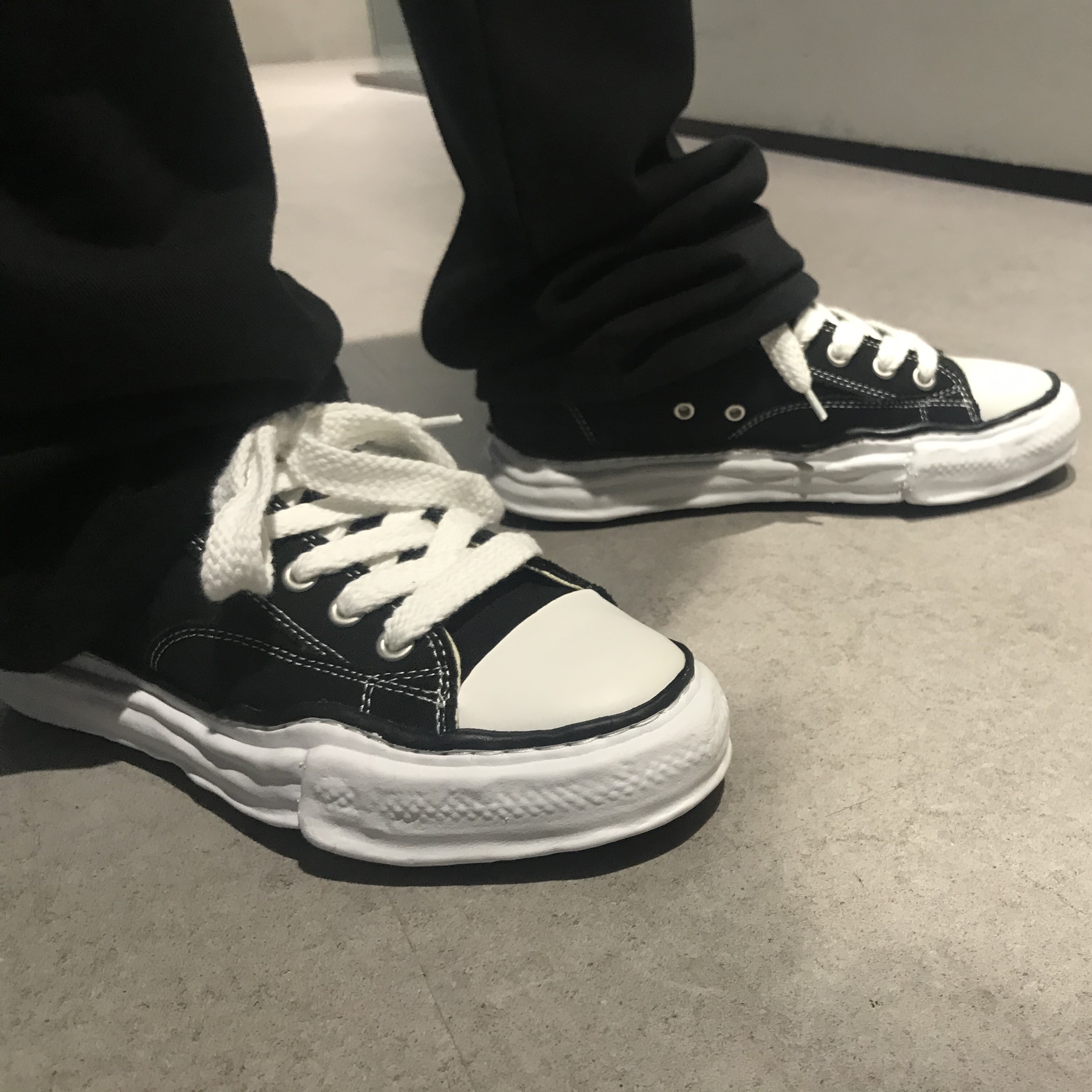 Maison Mihara Yasuhiro Peterson OG Sole Canvas Low Sneakers Black 착용 스타일 - 2
