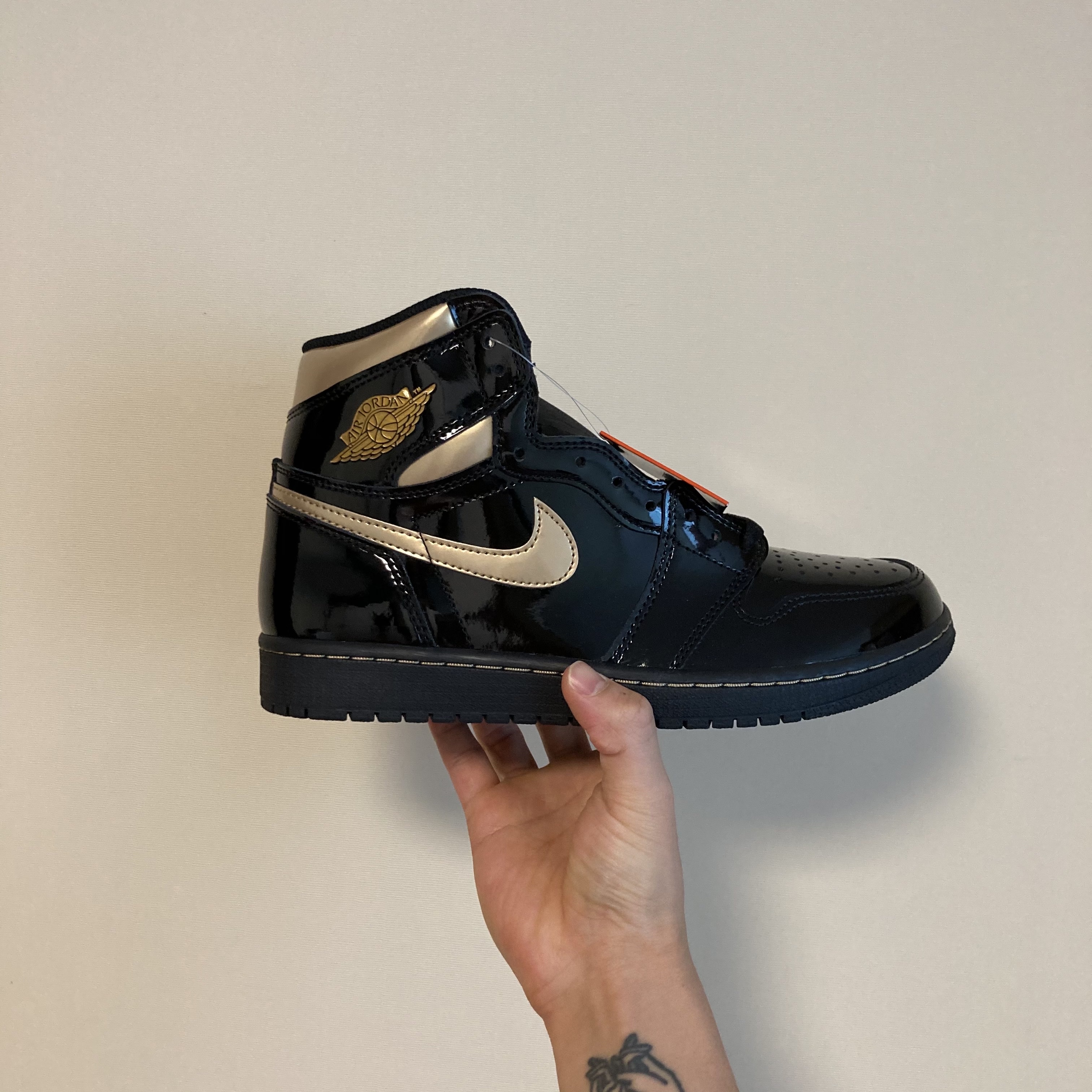 Jordan 1 Retro High OG Metallic Gold 착용 스타일 - 1