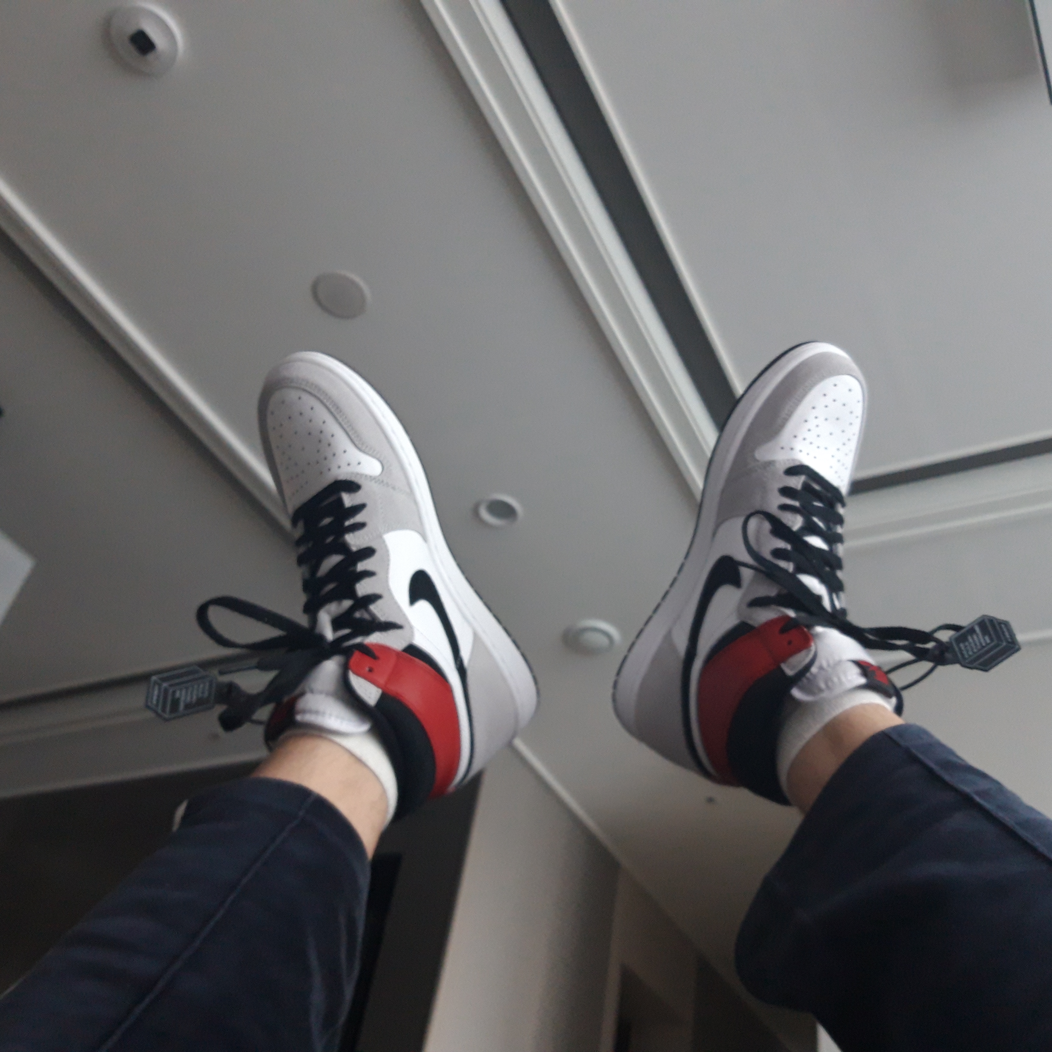 Jordan 1 Retro High OG Light Smoke Grey 착용 스타일 - 2