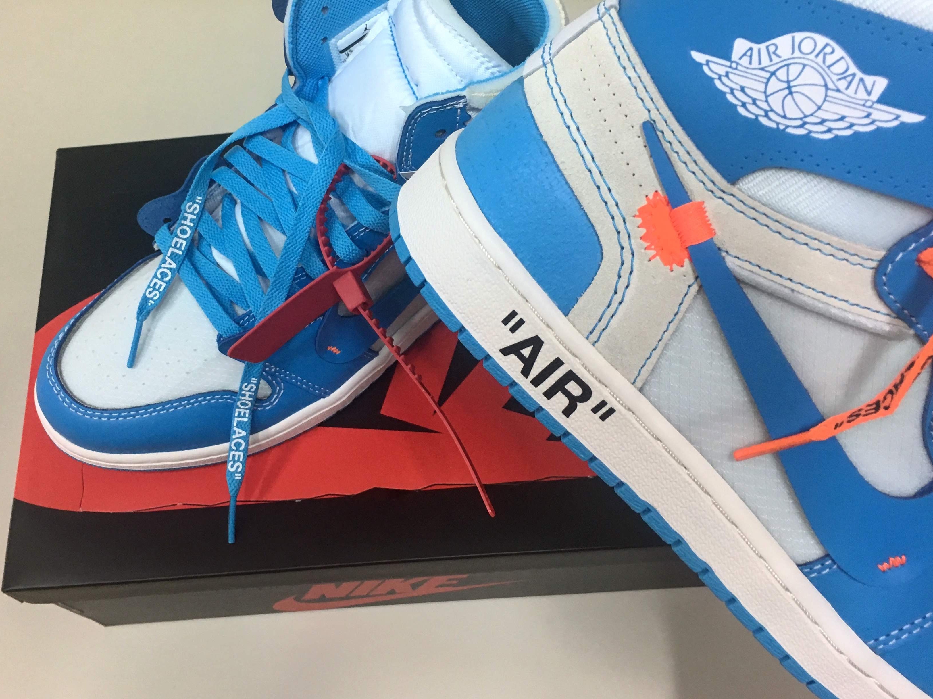 Jordan 1 x Off-White Retro High University Blue 착용 스타일