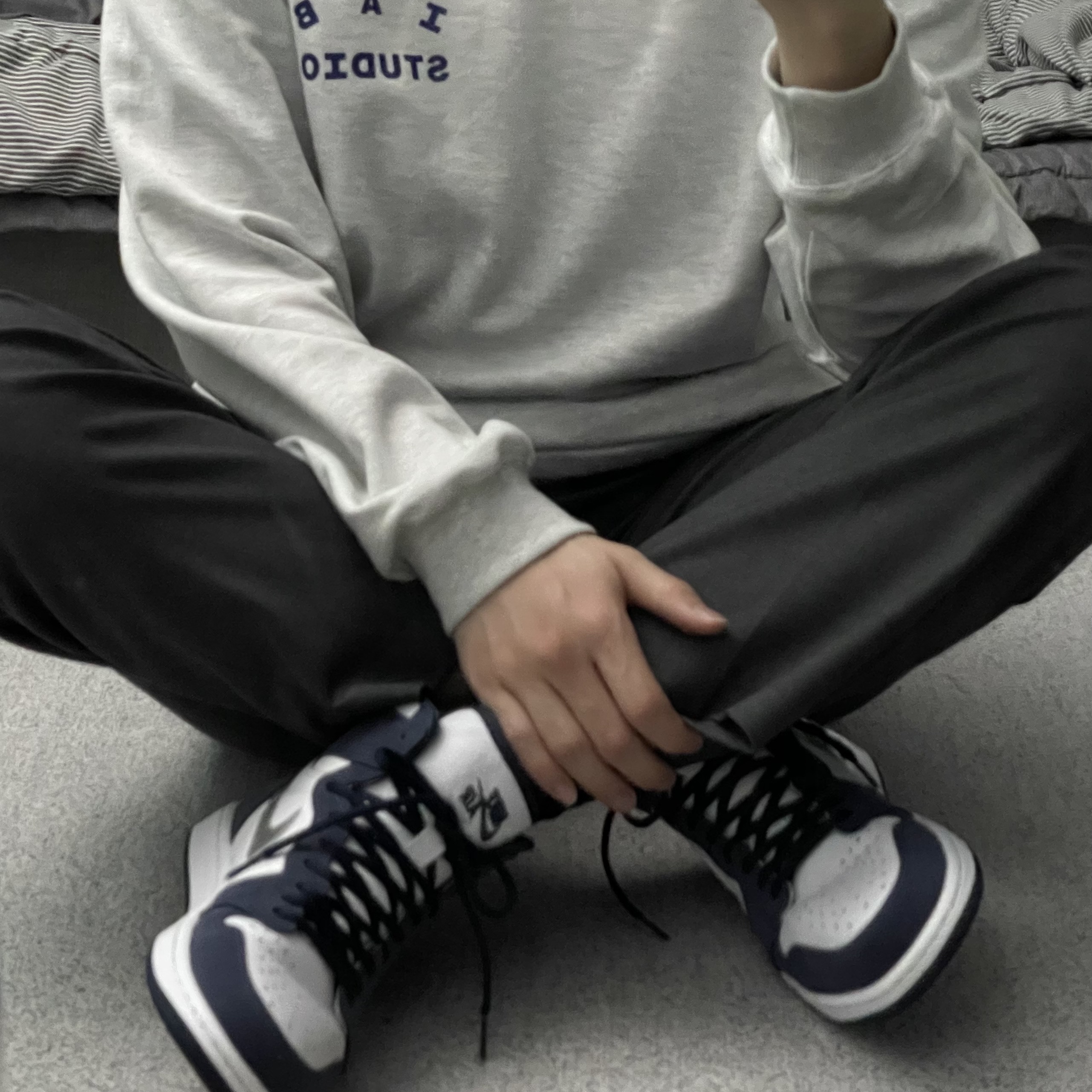 Jordan 1 Retro High OG CO.JP Midnight Navy, IAB Studio Long Sleeve Light Gray 착용 스타일