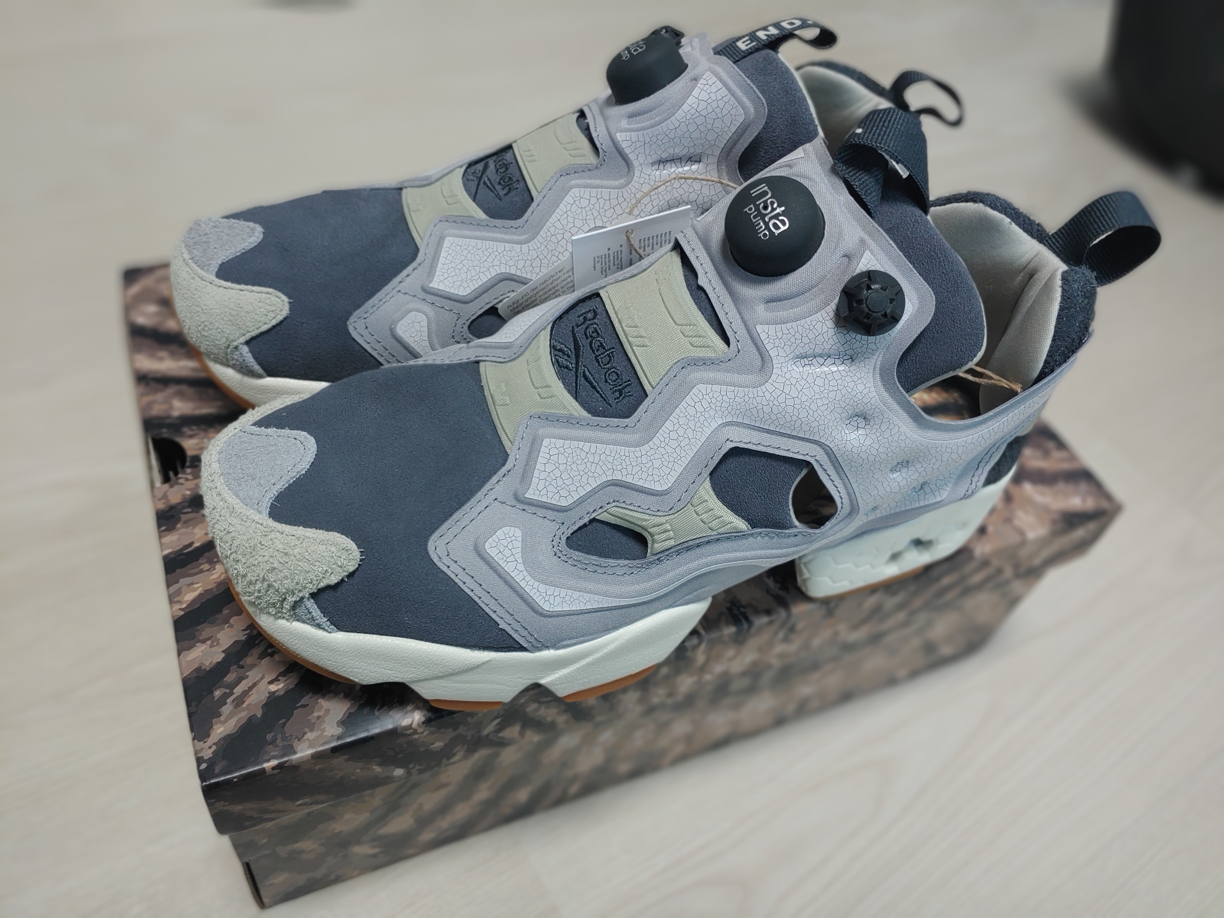 Reebok x END. Instapump Fury Fossil True Grey 착용 스타일