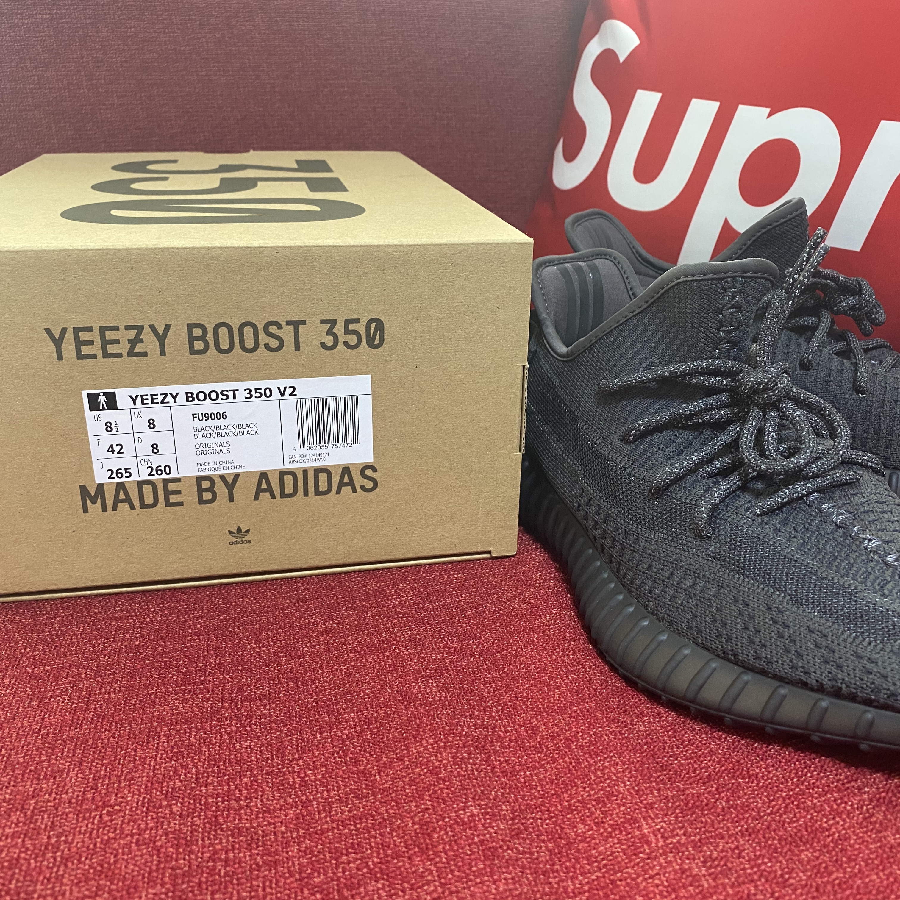 Adidas Yeezy Boost 350 V2 Black - Non-Reflective 착용 스타일 - 2