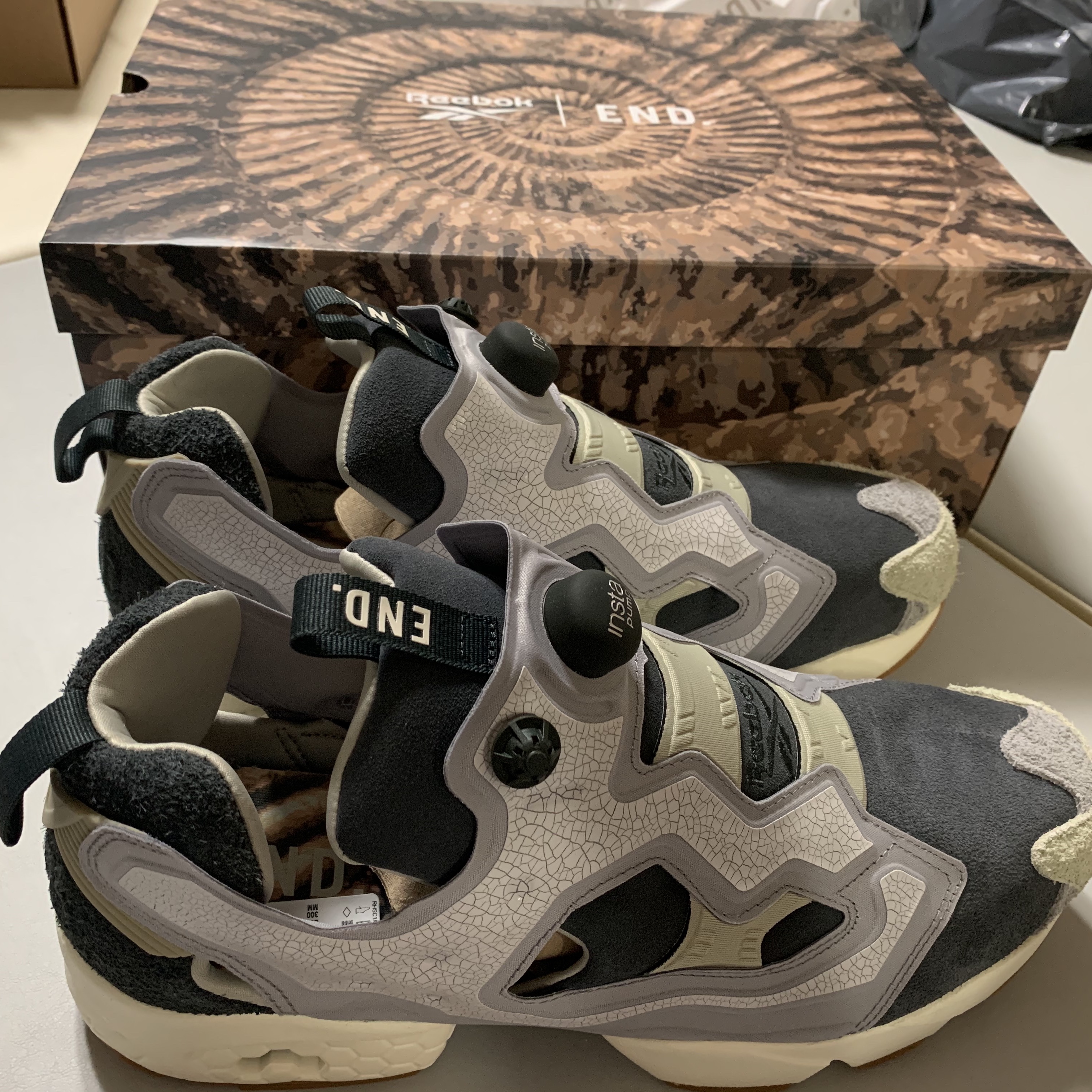 Reebok x END. Instapump Fury Fossil True Grey 착용 스타일