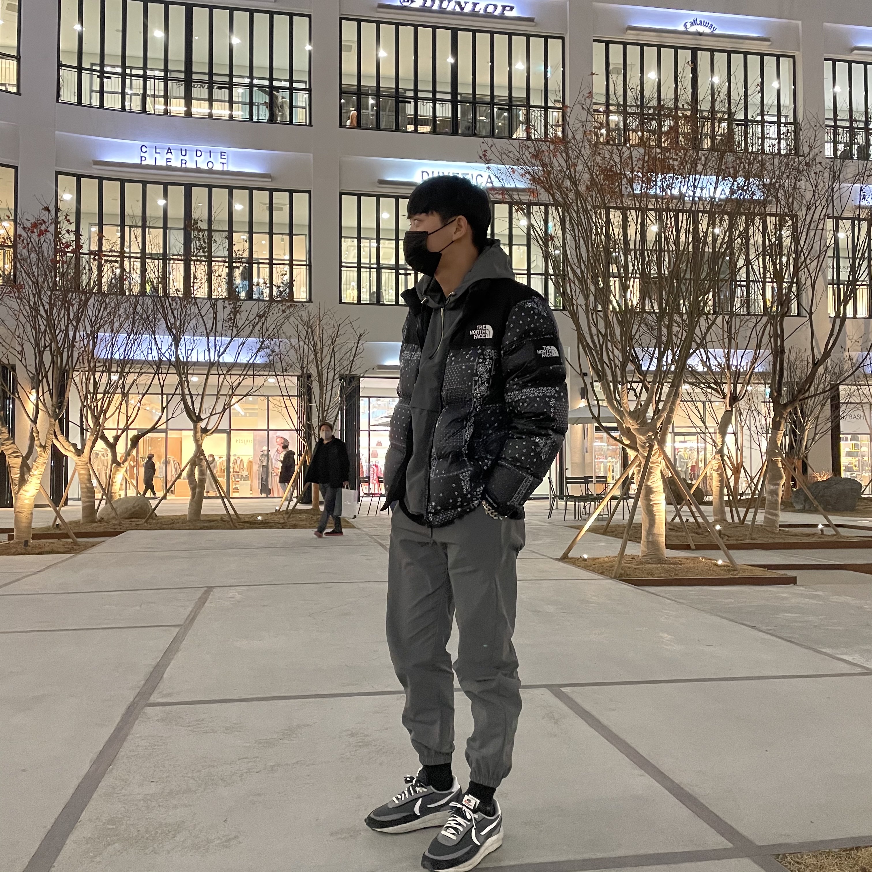 Nike x Sacai LDWaffle Black, The North Face White Label Bandana Nuptse Black 착용 스타일