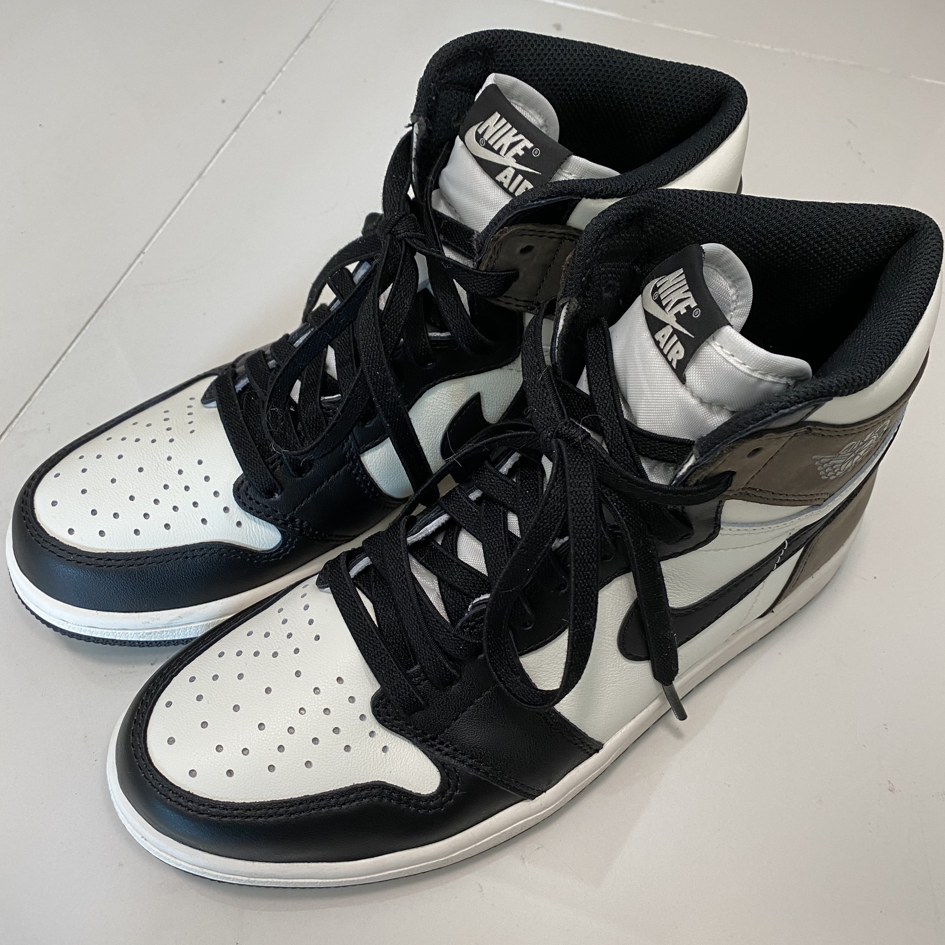 Jordan 1 Retro High OG Black Mocha 착용 스타일 - 2