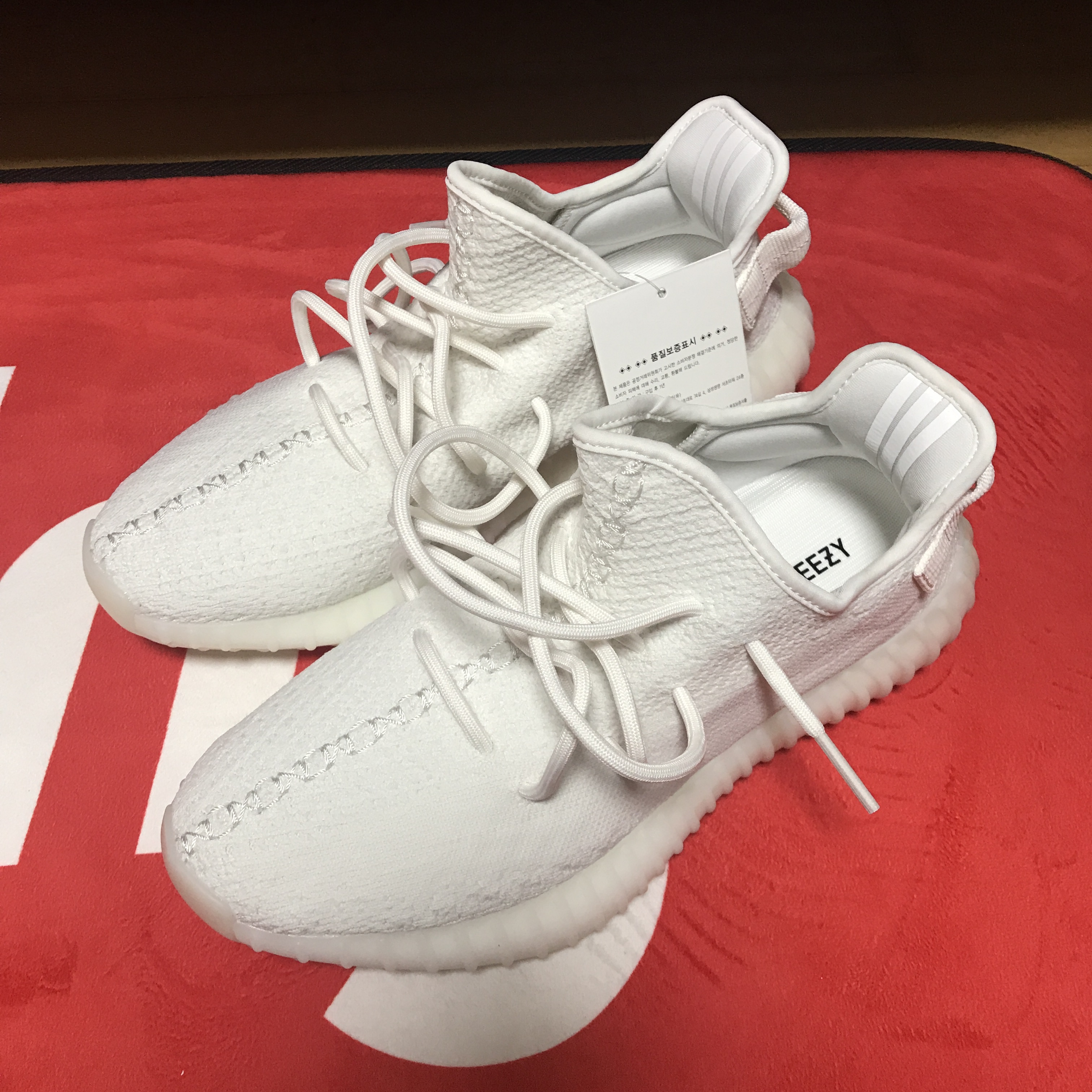 Adidas Yeezy Boost 350 V2 Cream/Triple White 착용 스타일 - 1