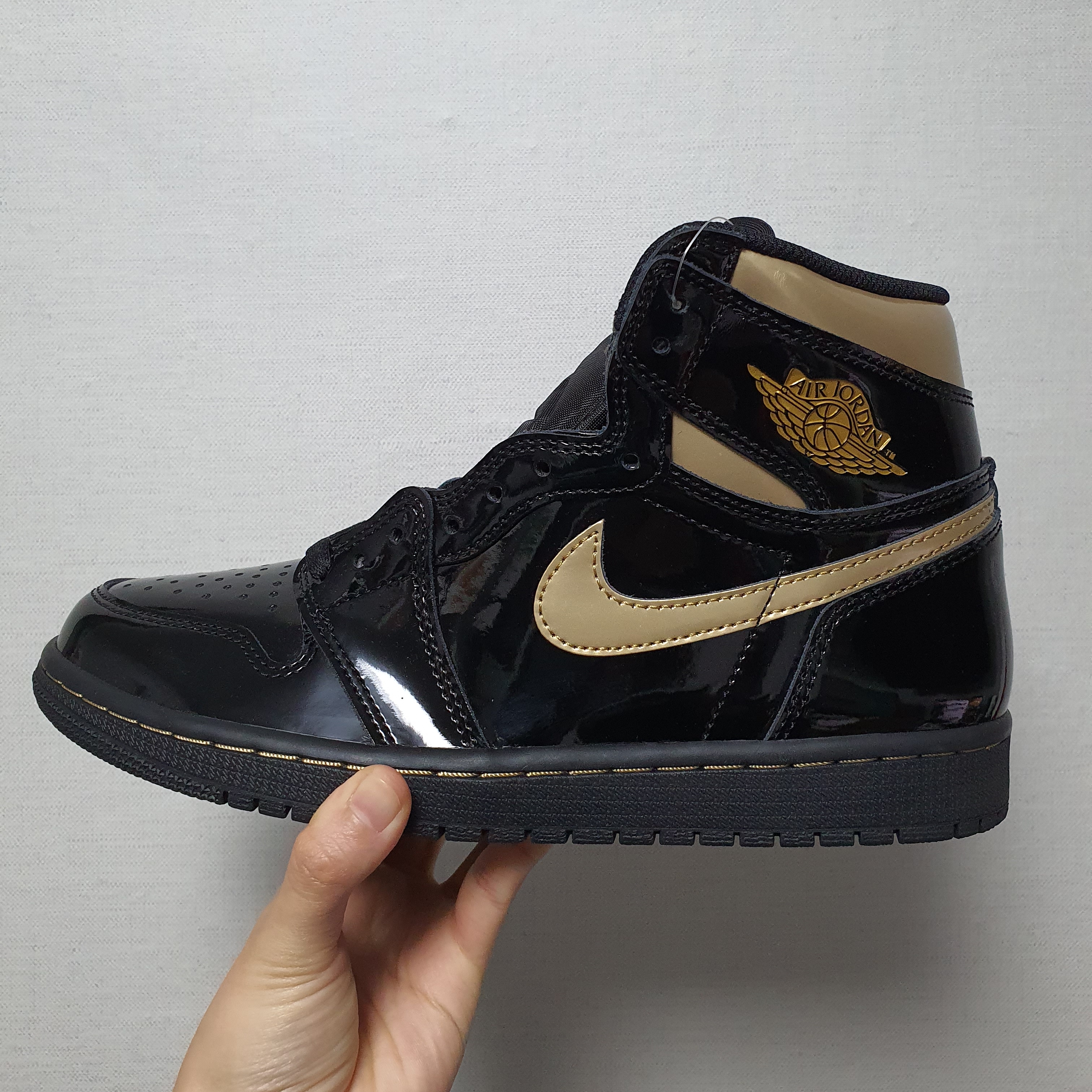 Jordan 1 Retro High OG Metallic Gold 착용 스타일