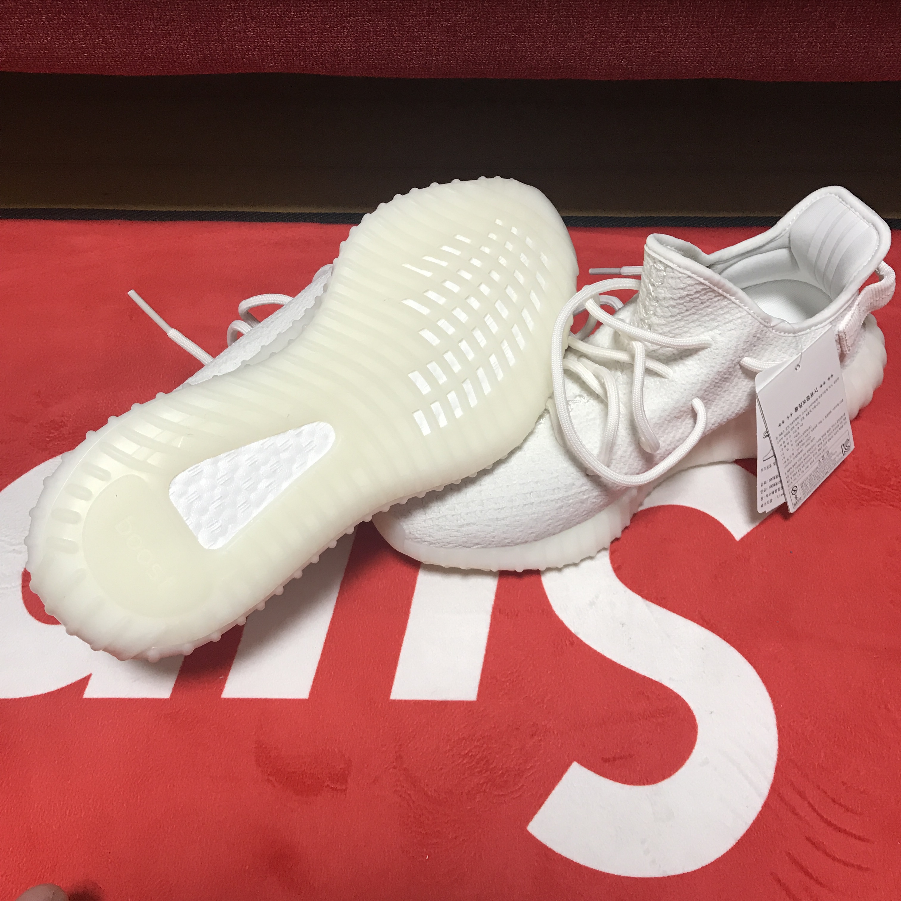 Adidas Yeezy Boost 350 V2 Cream/Triple White 착용 스타일 - 2