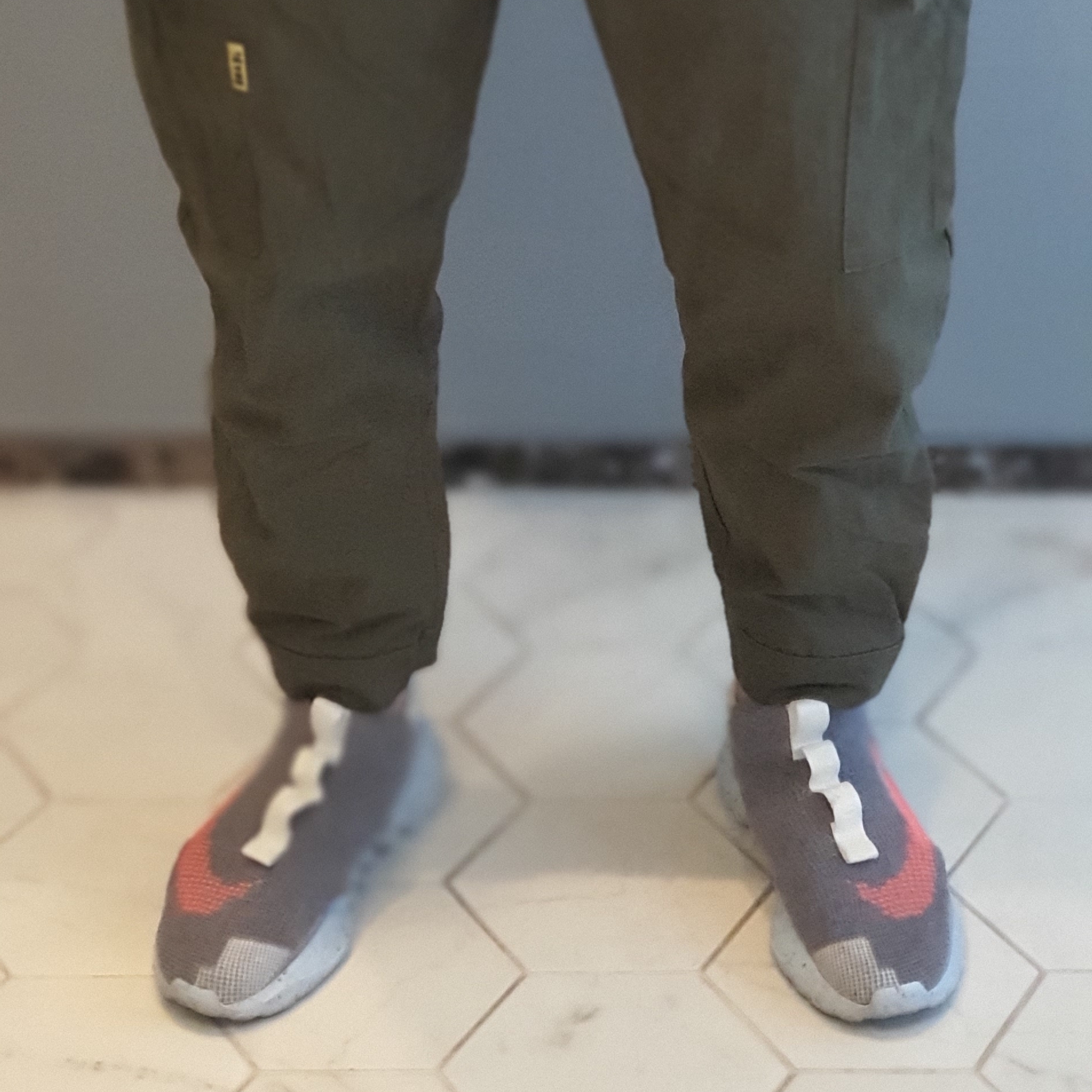 Nike Space Hippie 02 Vast Grey Hyper Crimson 착용 스타일 - 2