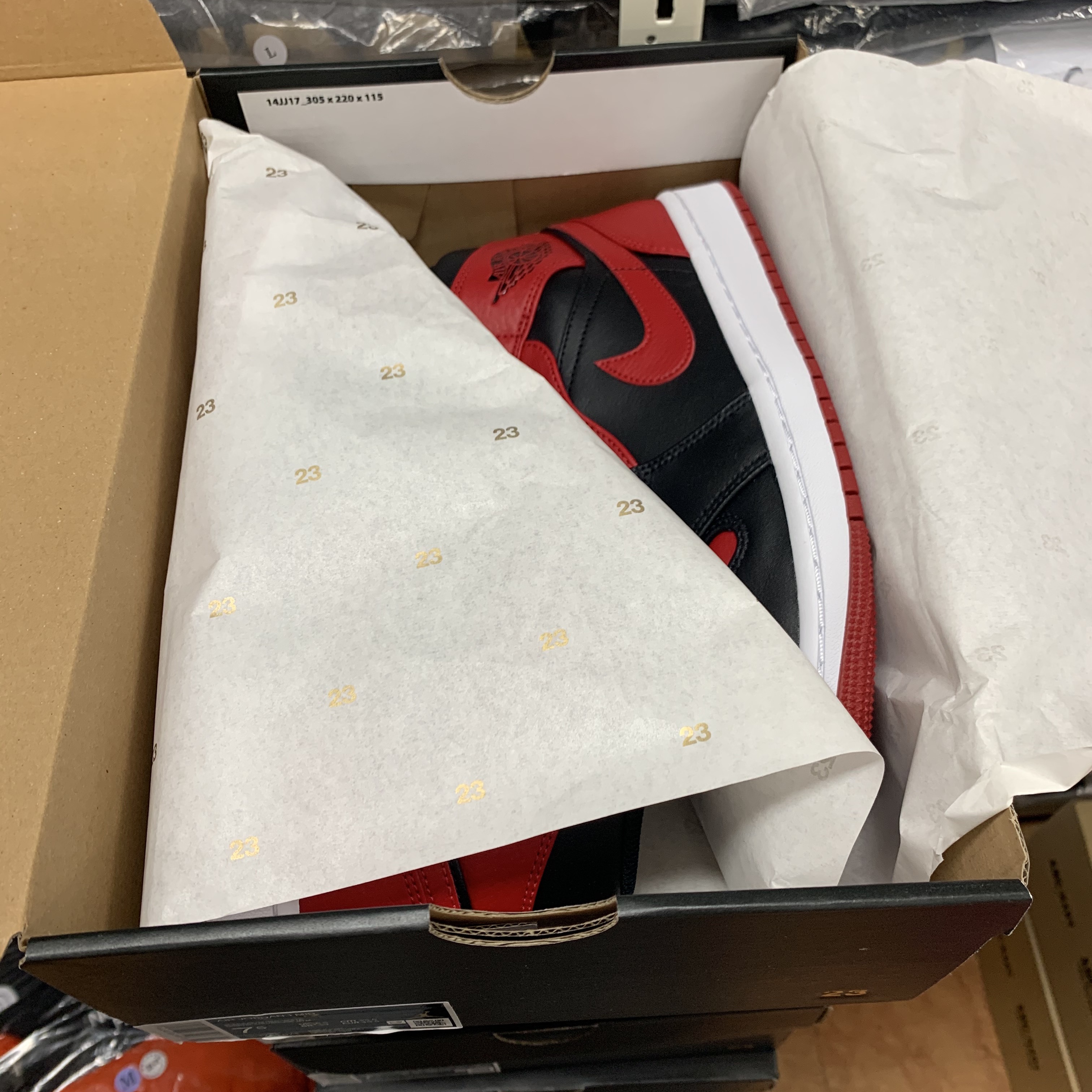 Jordan 1 Mid Bred Banned 2020, Jordan 1 Mid White Shadow 착용 스타일 - 1