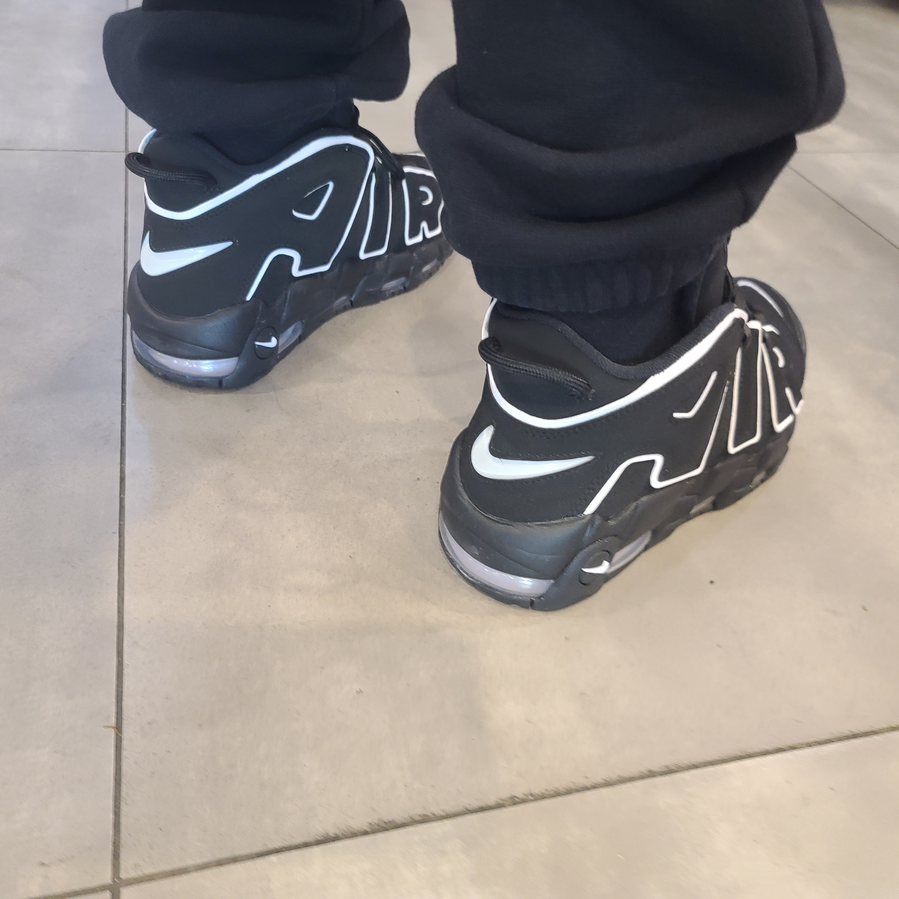 Nike Air More Uptempo Black White 2020 착용 스타일 - 2